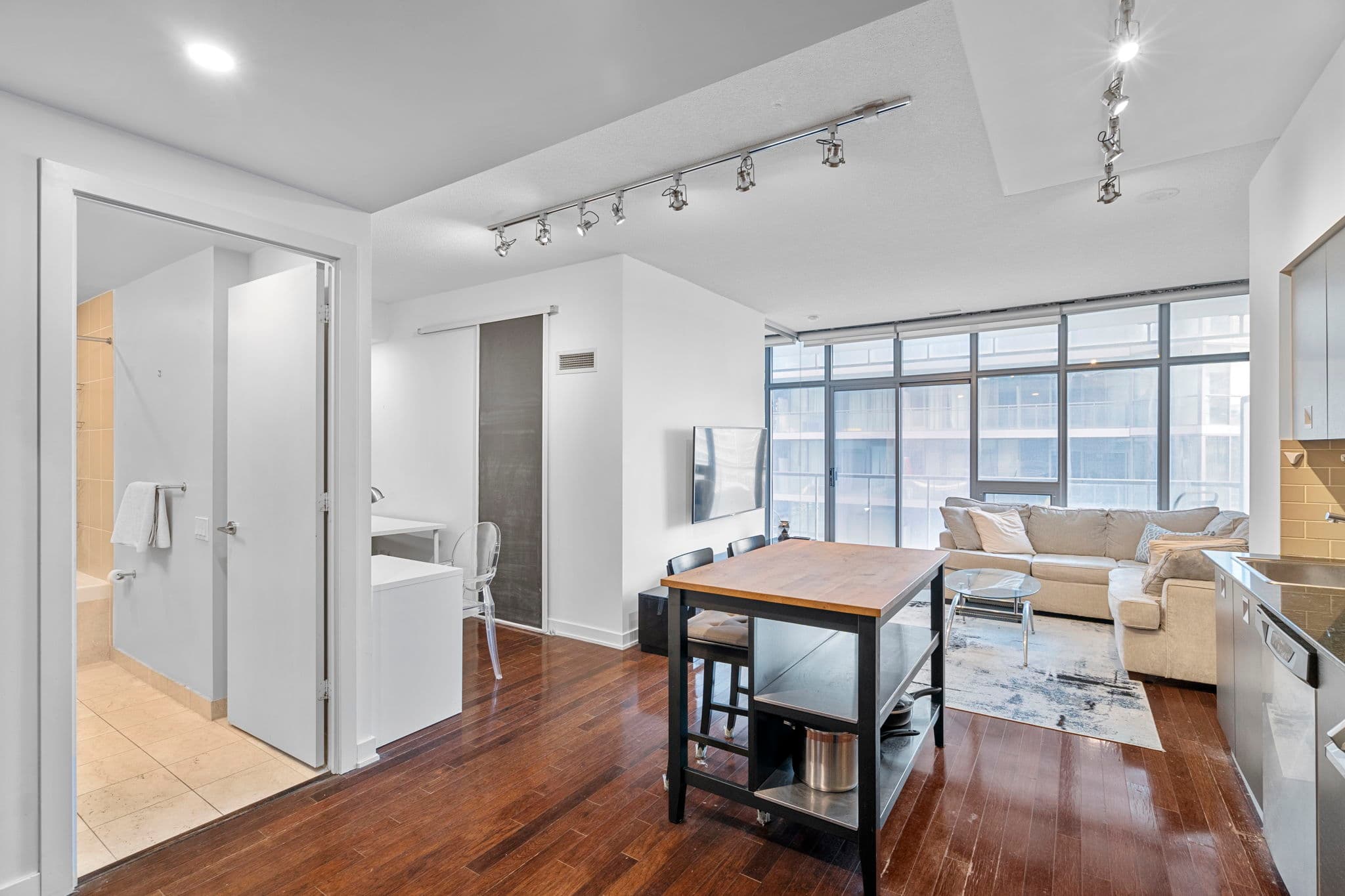 33 Charles St W Unit 1101 Toronto, ON M4Y 1R4