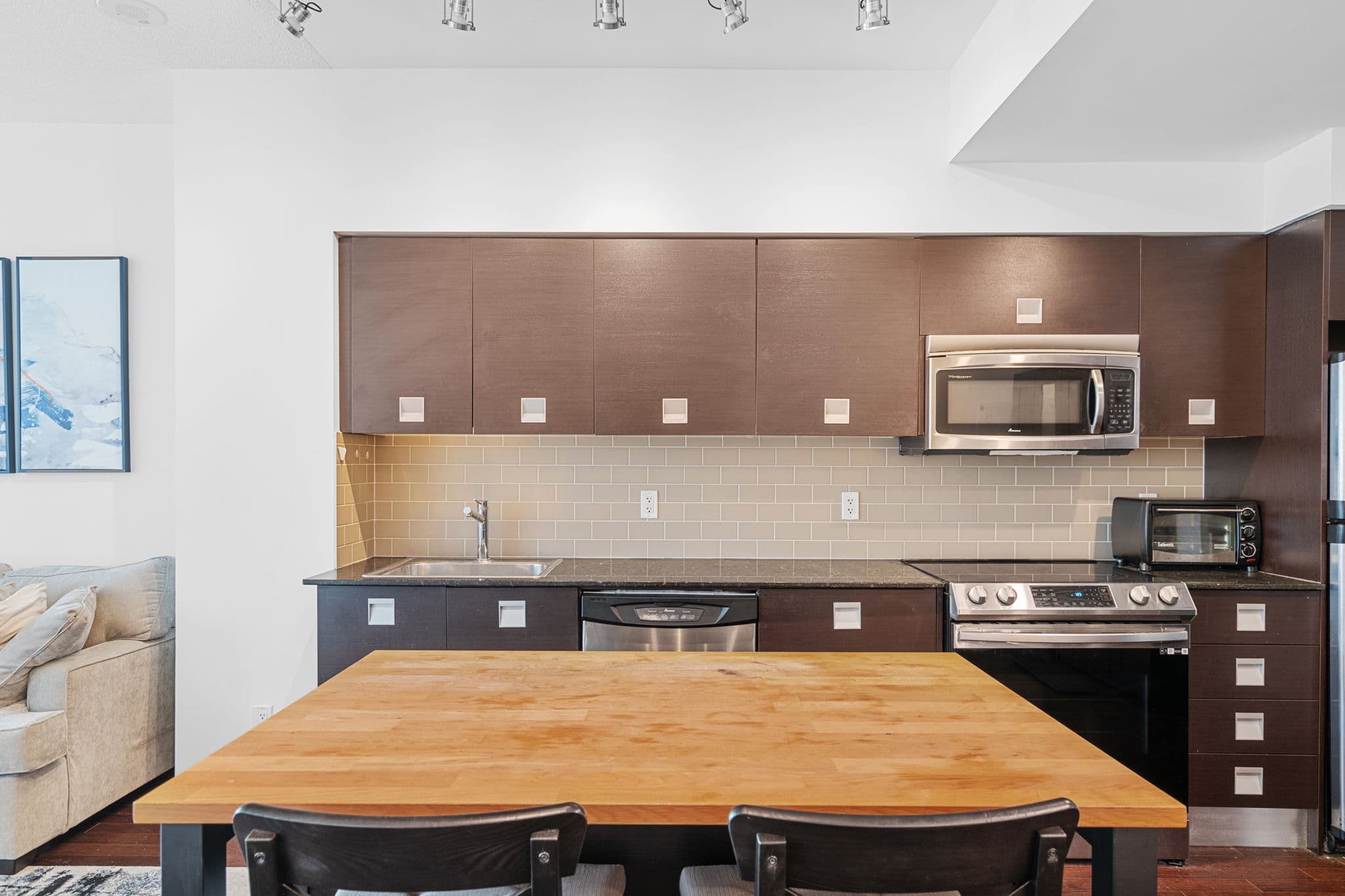 33 Charles St W Unit 1101 Toronto, ON M4Y 1R4