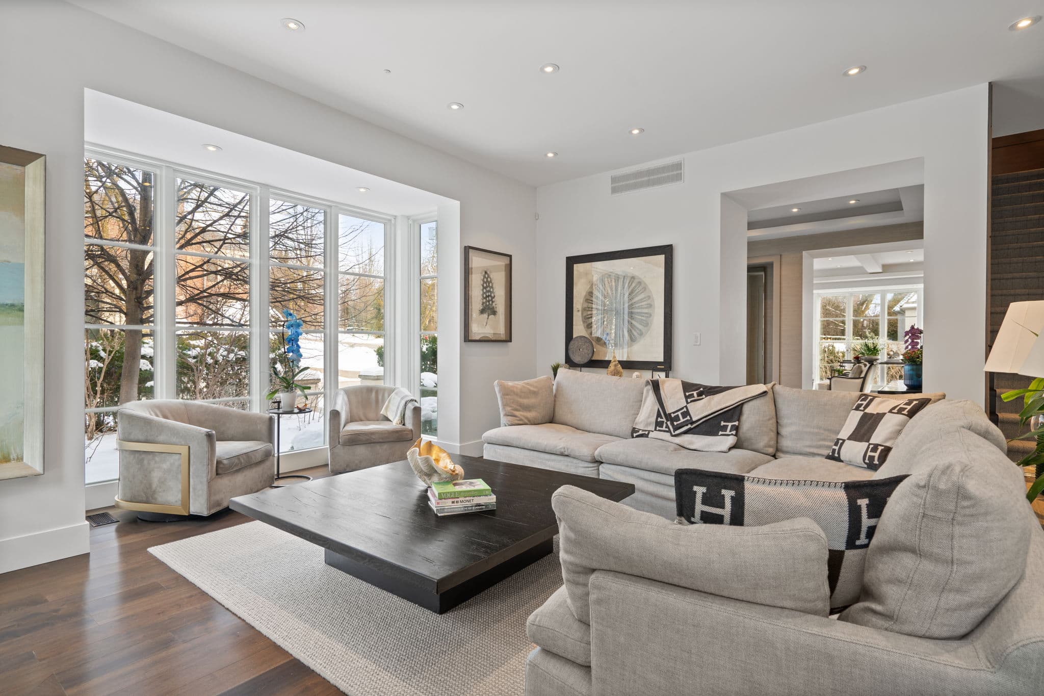 330 Vesta Dr Toronto, ON M5P 3A3