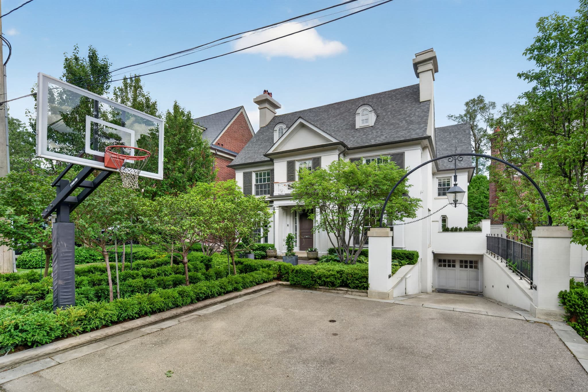 335 Cortleigh Blvd Toronto, ON M5N 1R2