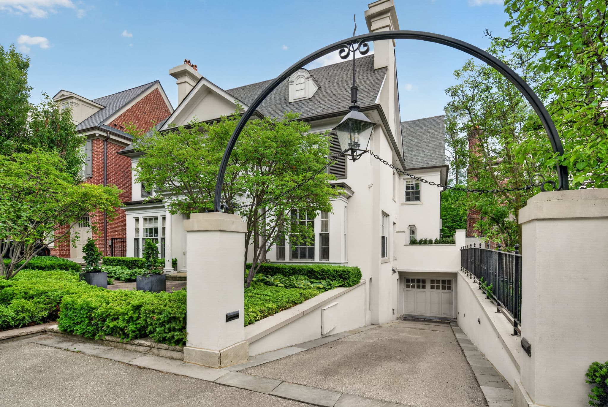 335 Cortleigh Blvd Toronto, ON M5N 1R2