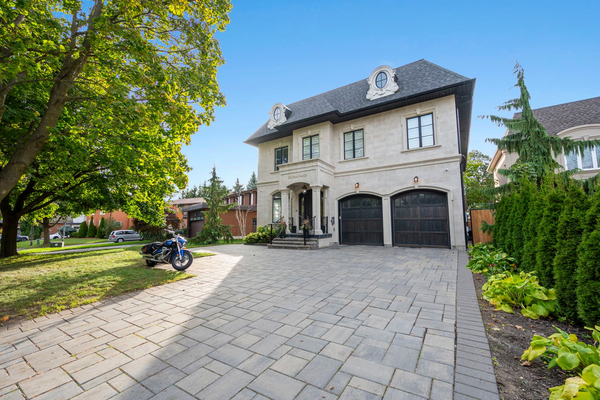 336 Pine Trees Ct Richmond Hill, ON L4C 5N4