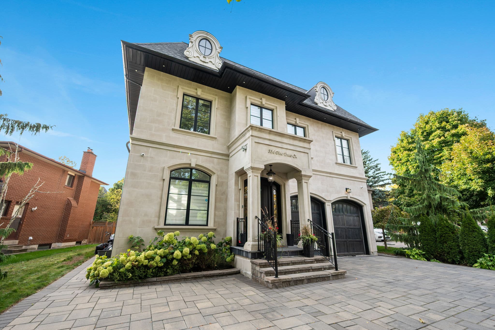 336 Pine Trees Ct Richmond Hill, ON L4C 5N4