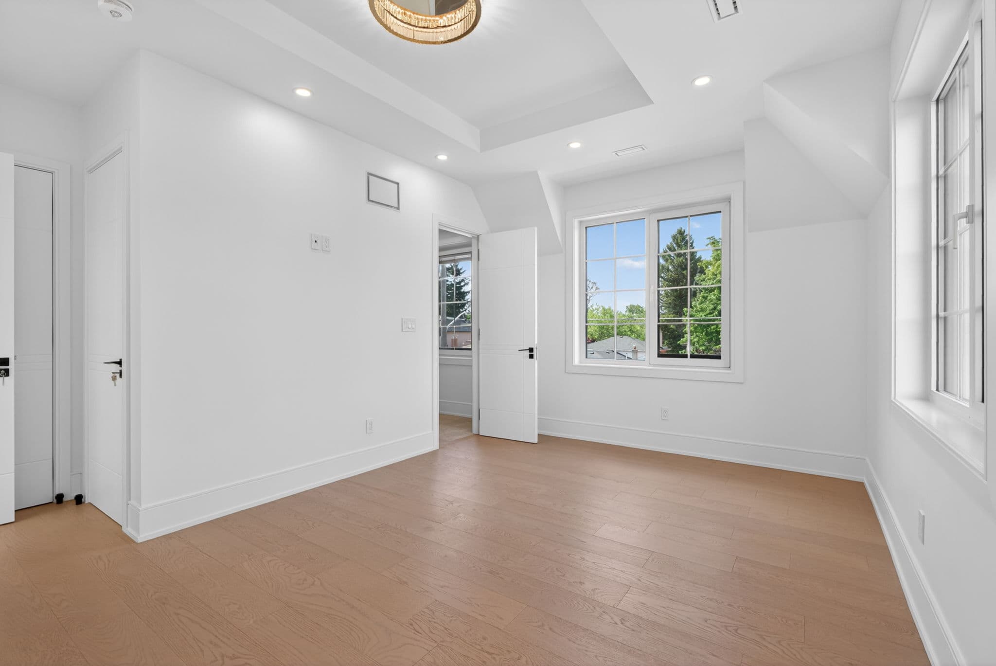 349 Ellerslie Ave Toronto, ON M2R 1B8