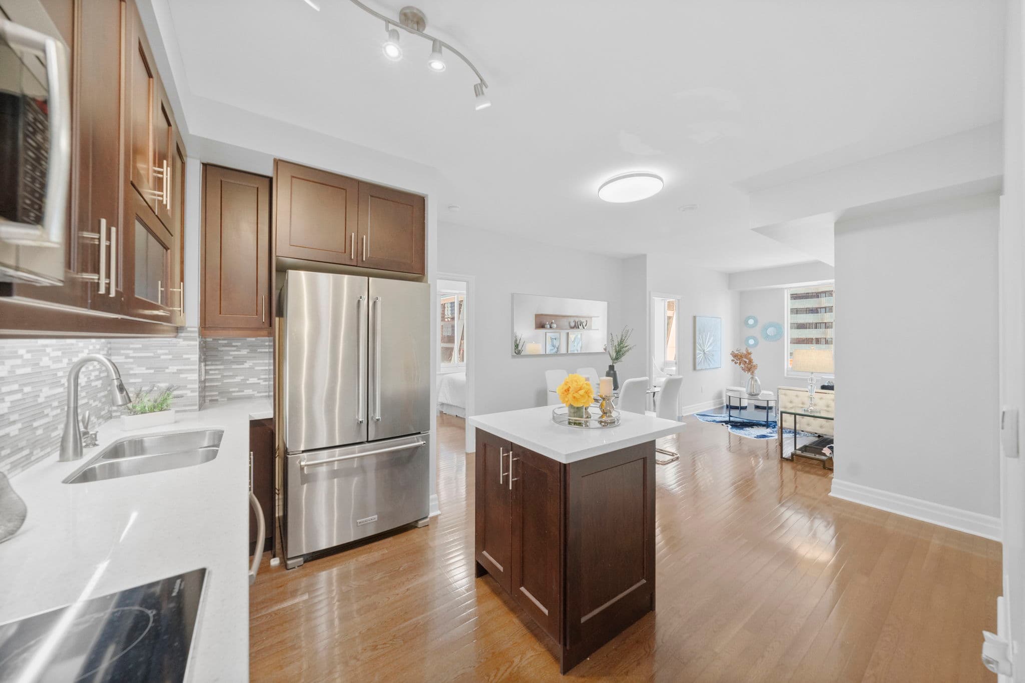 35 Balmuto St Unit 2104 Toronto, ON M4Y 0A3