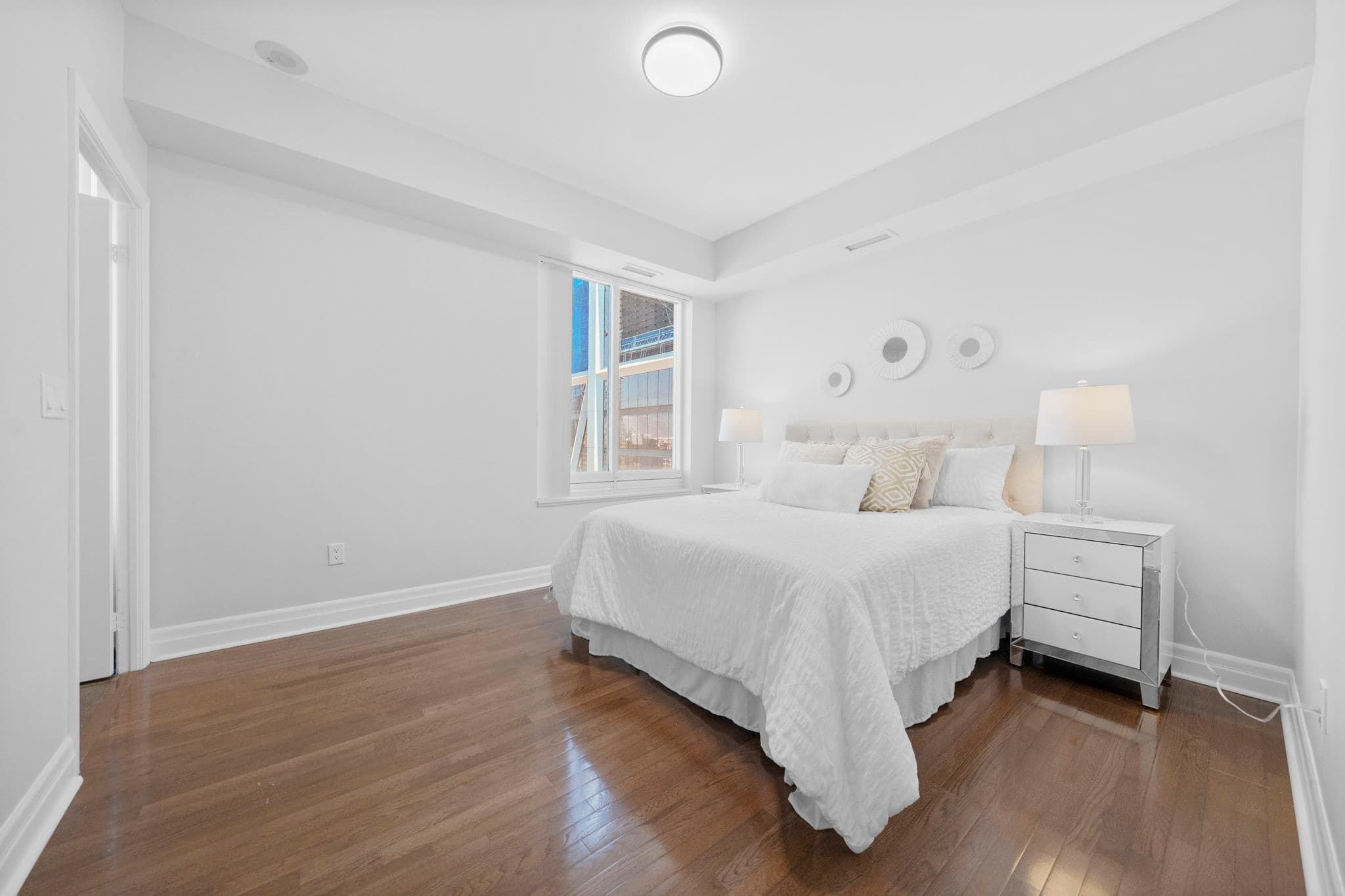 35 Balmuto St Unit 2104 Toronto, ON M4Y 0A3