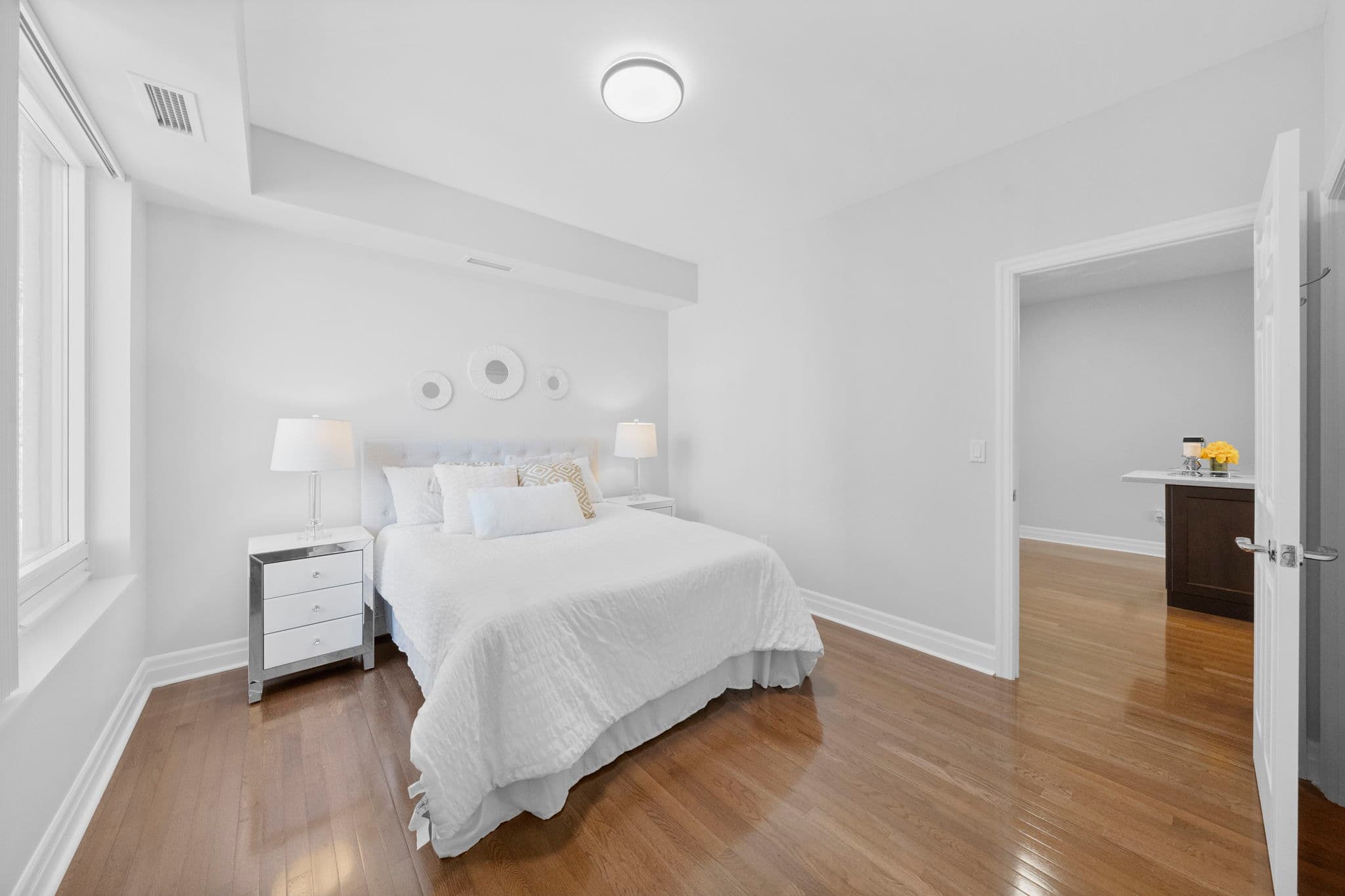 35 Balmuto St Unit 2104 Toronto, ON M4Y 0A3