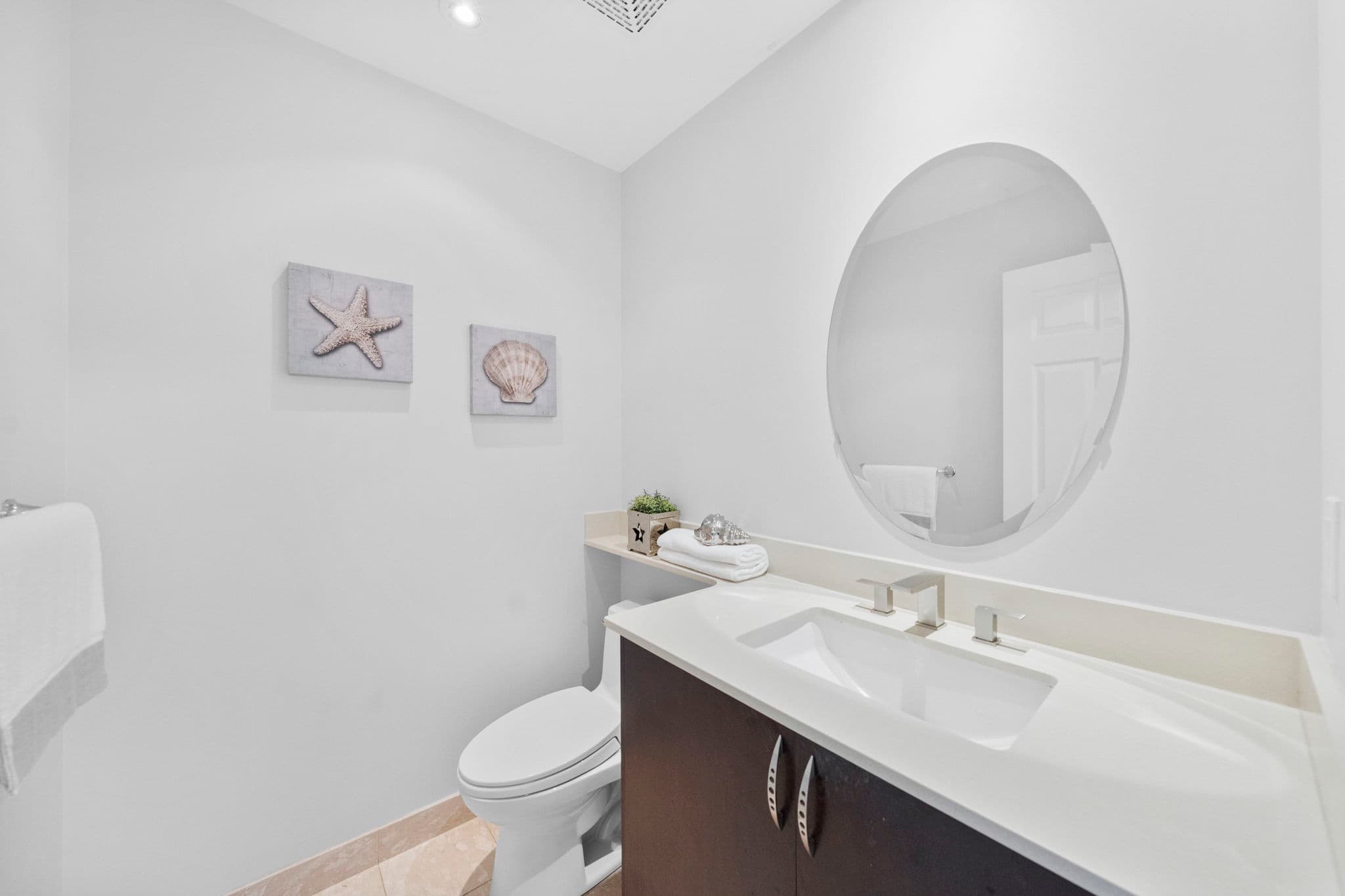 35 Balmuto St Unit 2104 Toronto, ON M4Y 0A3