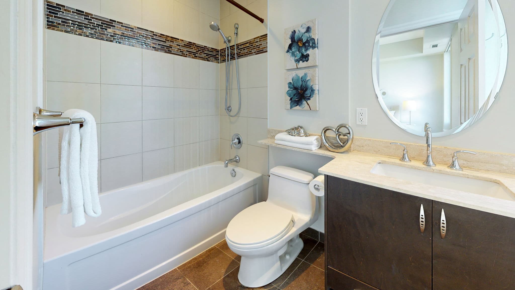 35 Balmuto St Unit 2104 Toronto, ON M4Y 0A3