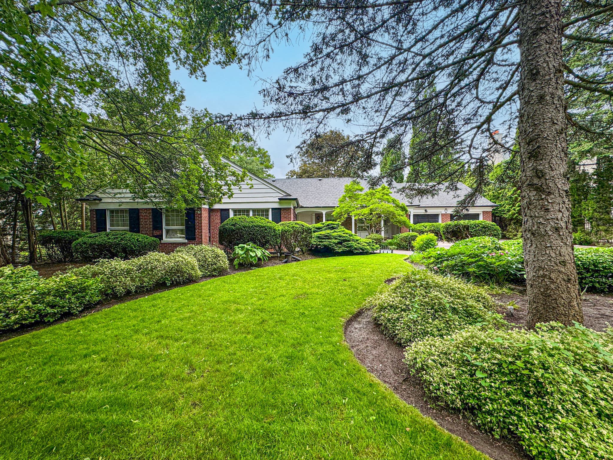 35 Bayview Ridge Toronto, ON M2L 1E3