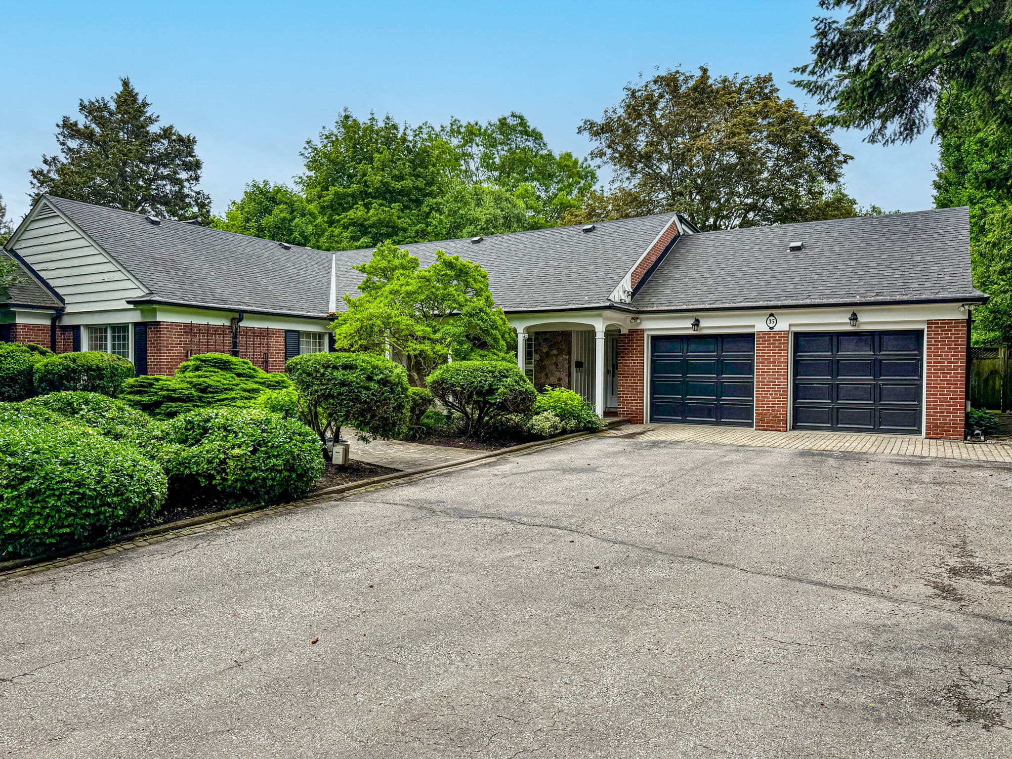 35 Bayview Ridge Toronto, ON M2L 1E3