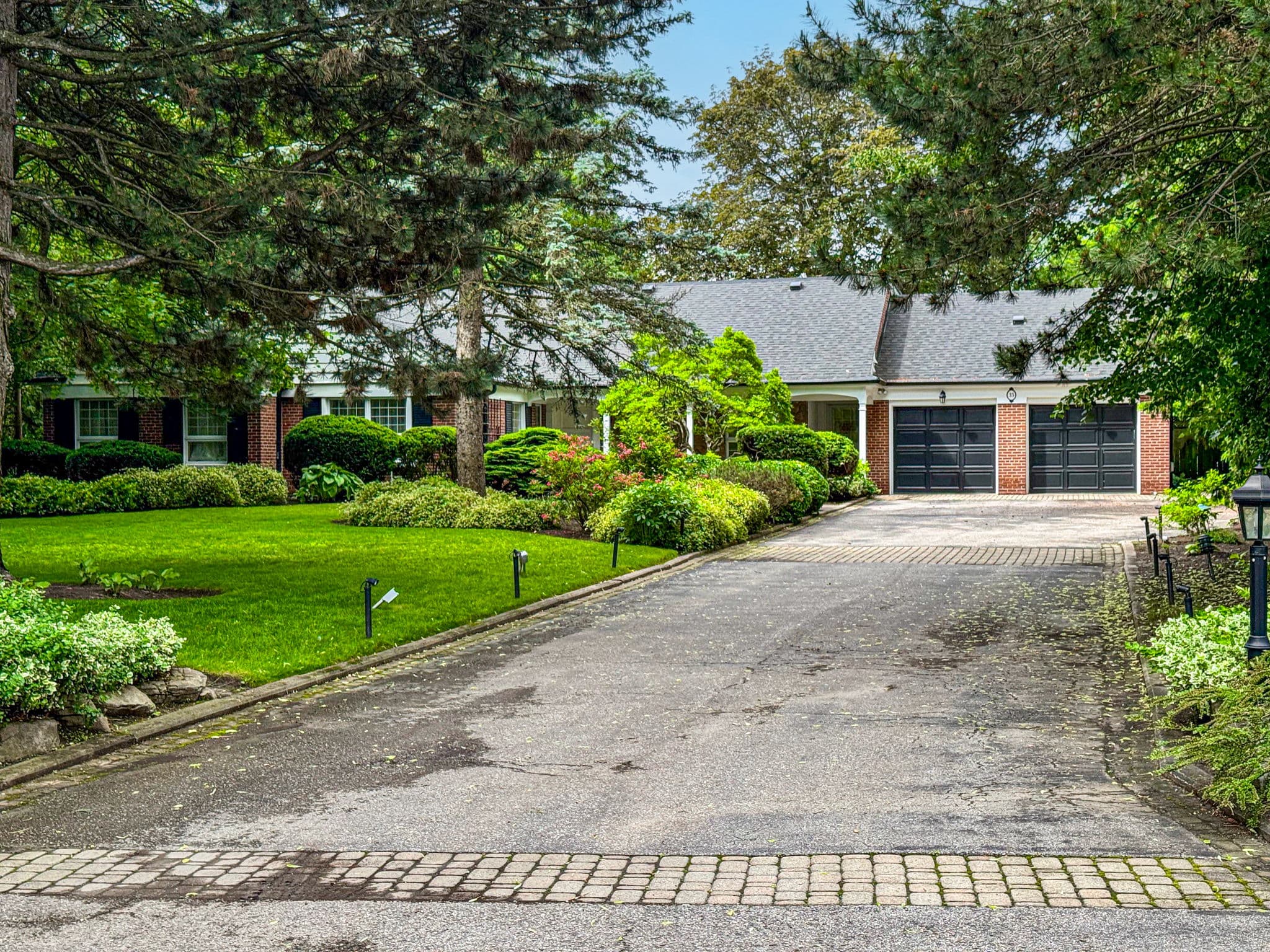 35 Bayview Ridge Toronto, ON M2L 1E3