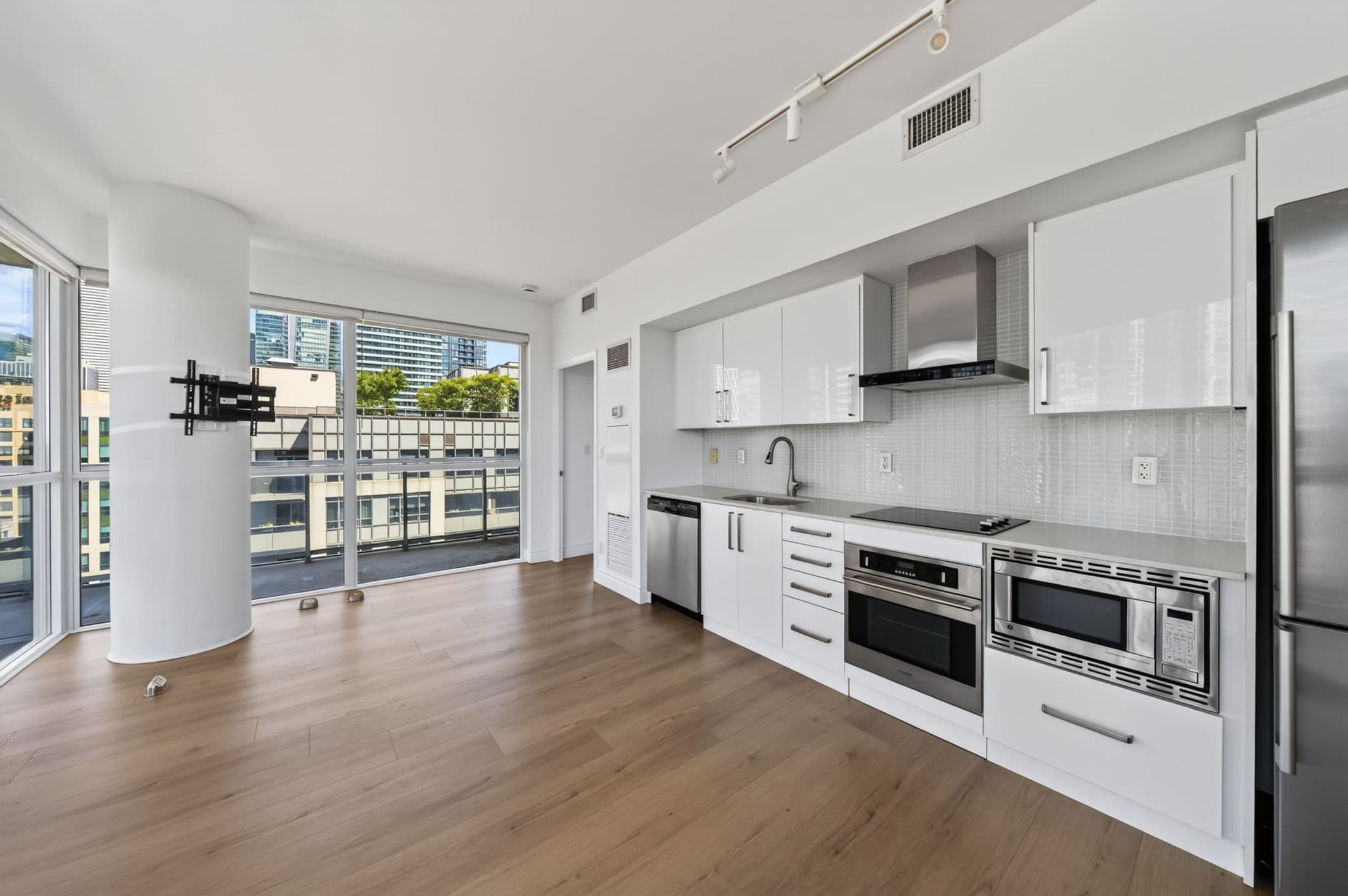 352 Front St W 1916 Toronto, ON