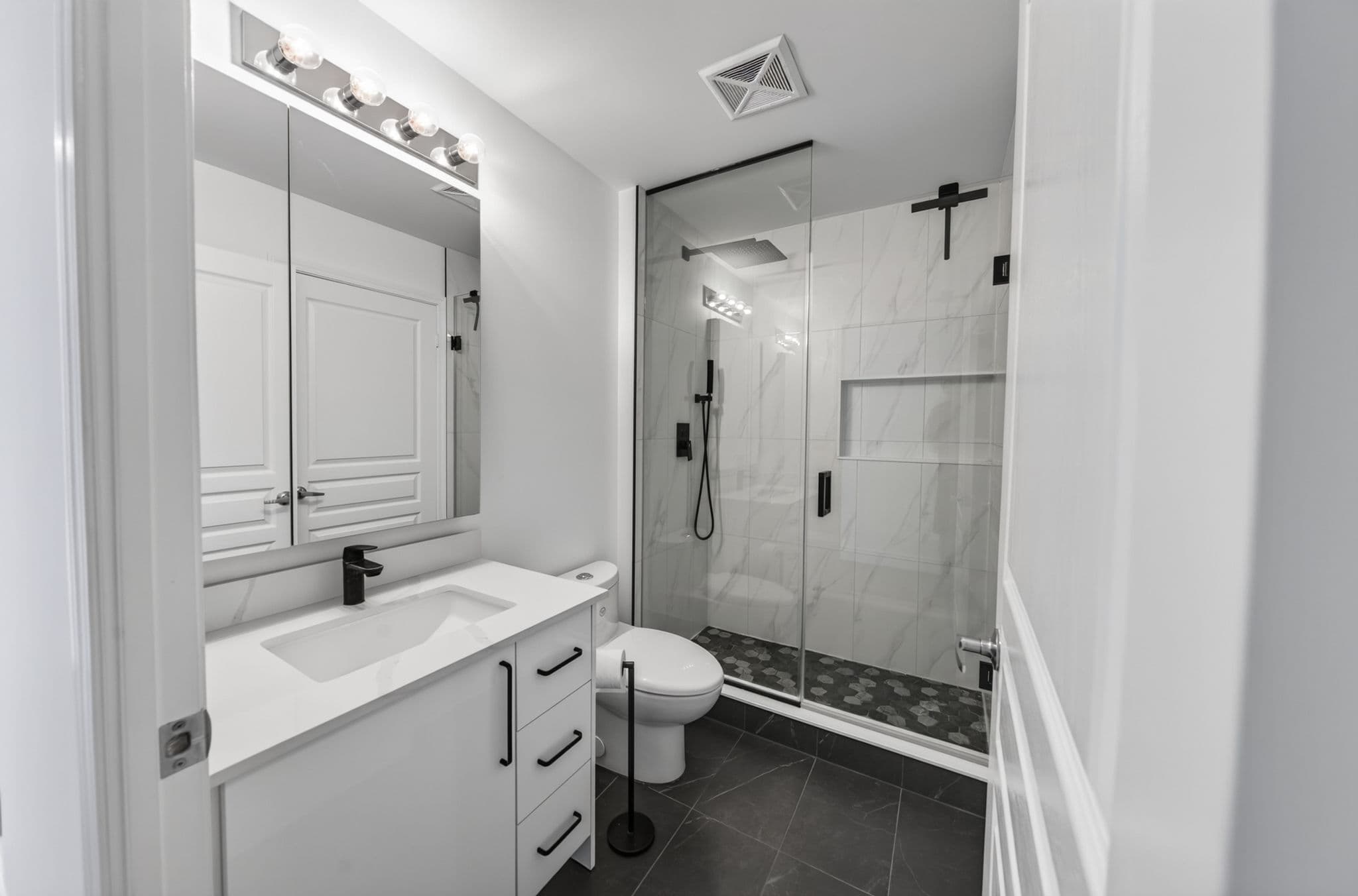352 Front St W 1916 Toronto, ON