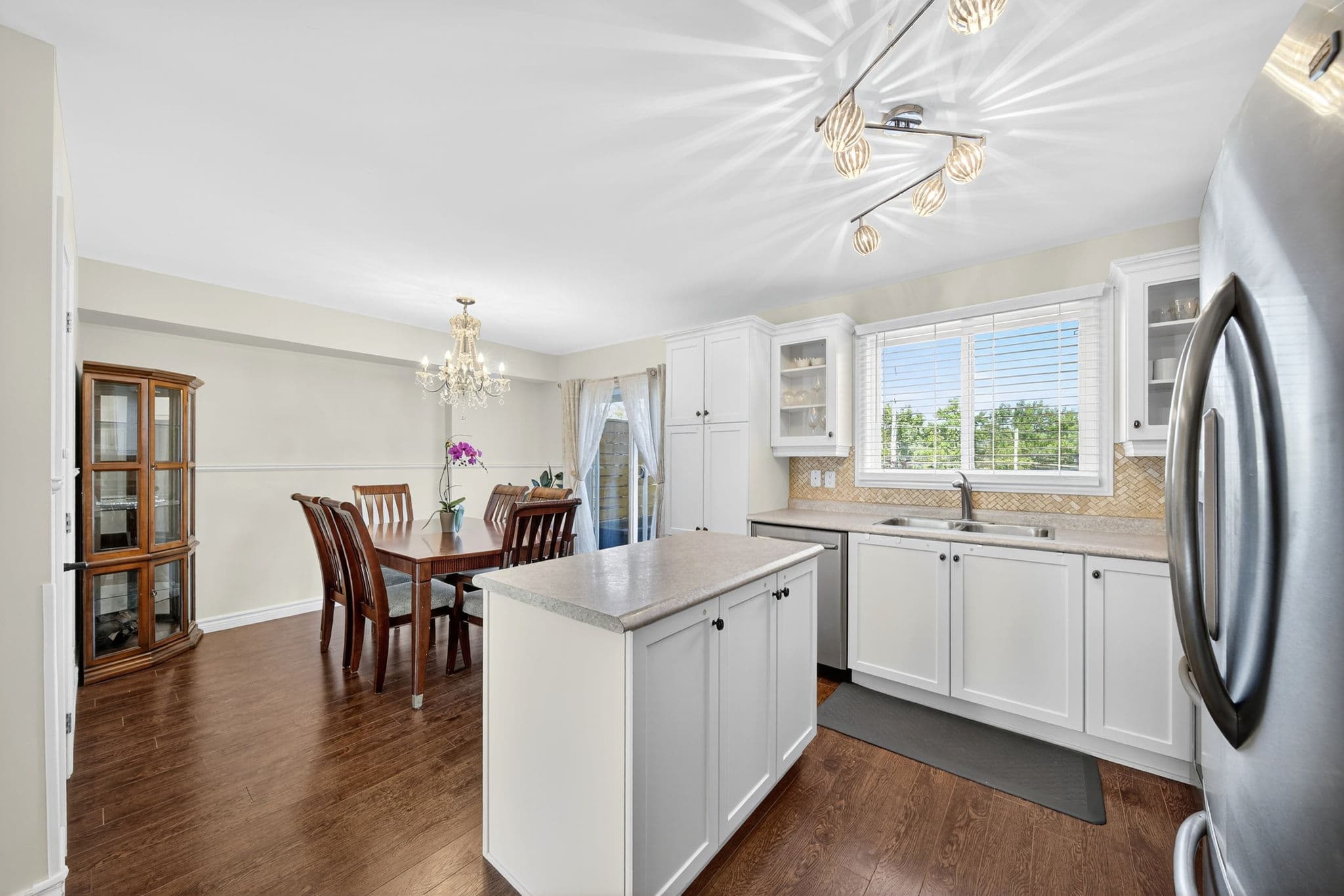 37 Hattie Ct Georgina, ON L4P 3Z7