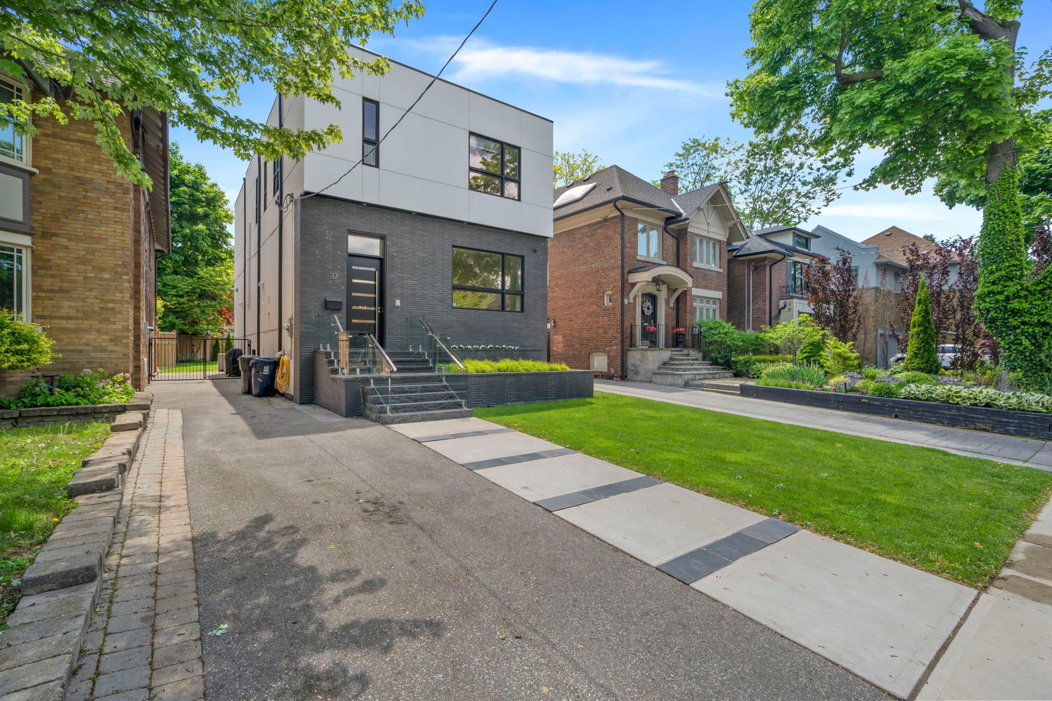37 Kilbarry Rd Toronto, ON M5P 1K4