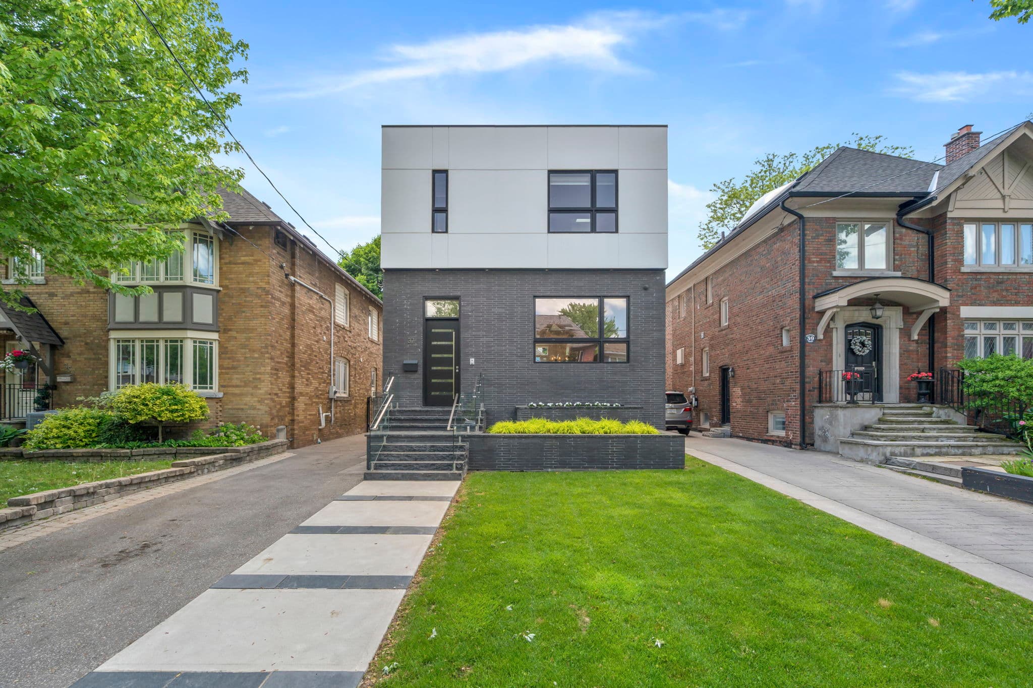 37 Kilbarry Rd Toronto, ON M5P 1K4