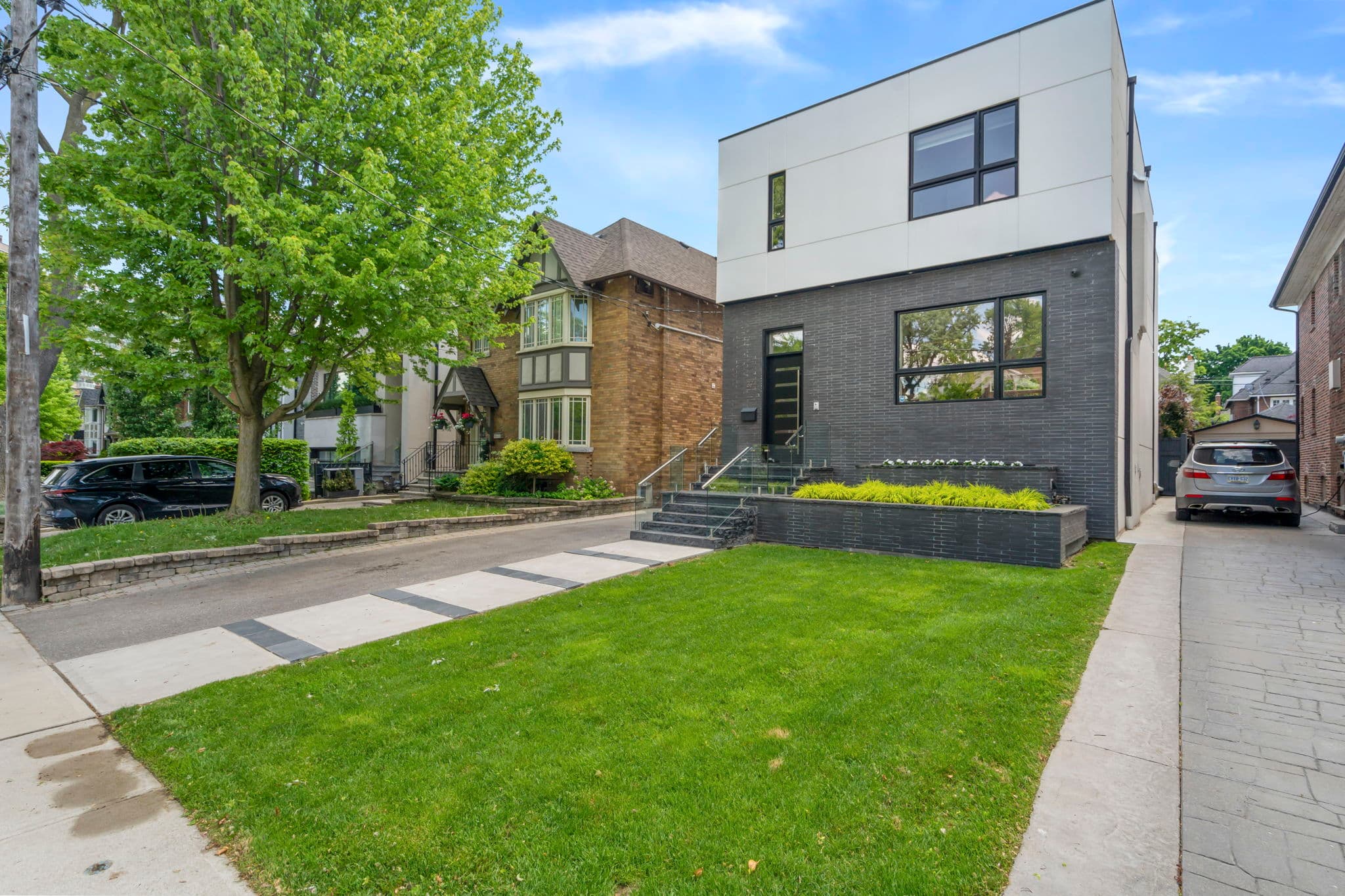 37 Kilbarry Rd Toronto, ON M5P 1K4