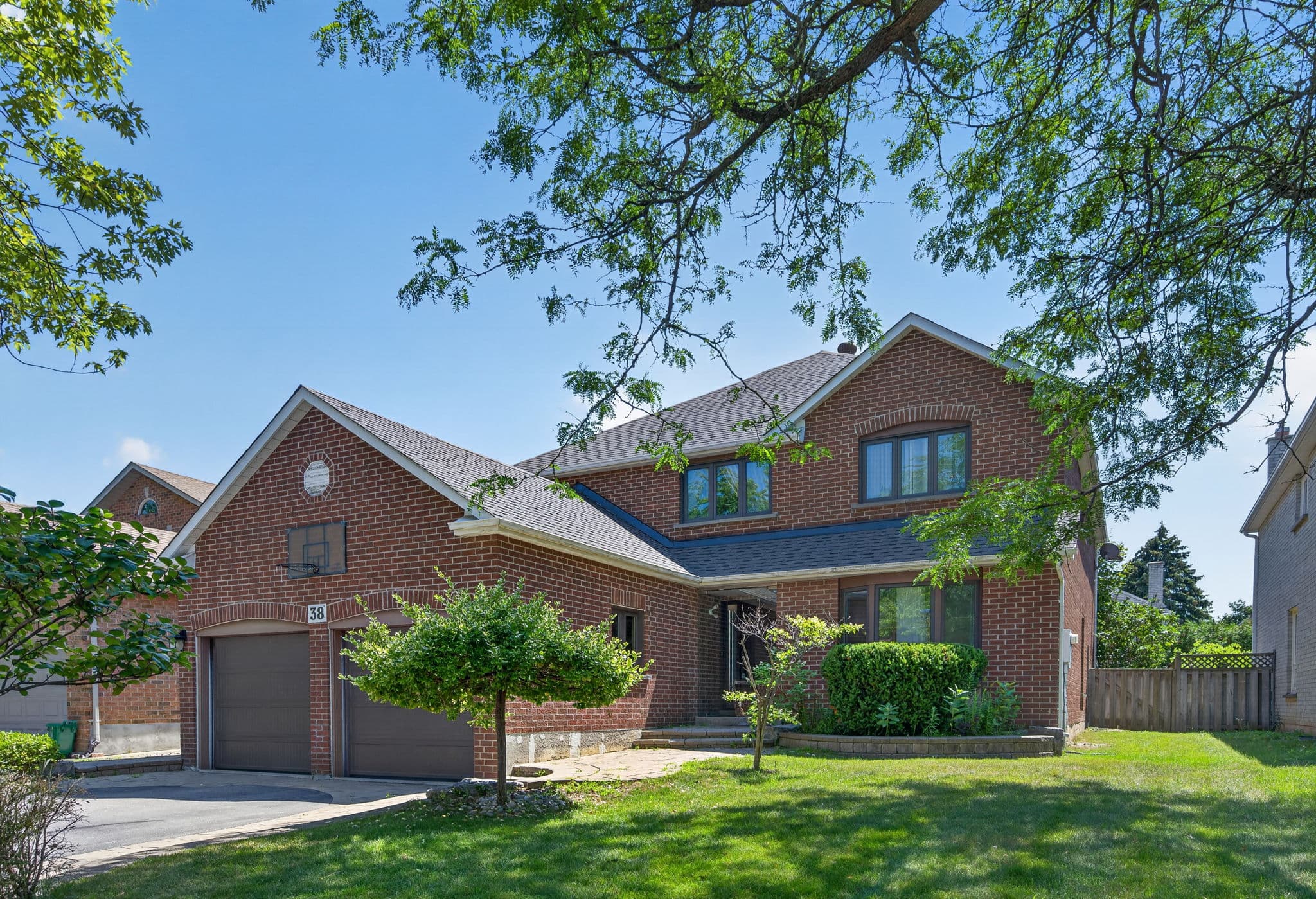 38 Crystal Dr Richmond Hill, ON L4C 7Y4