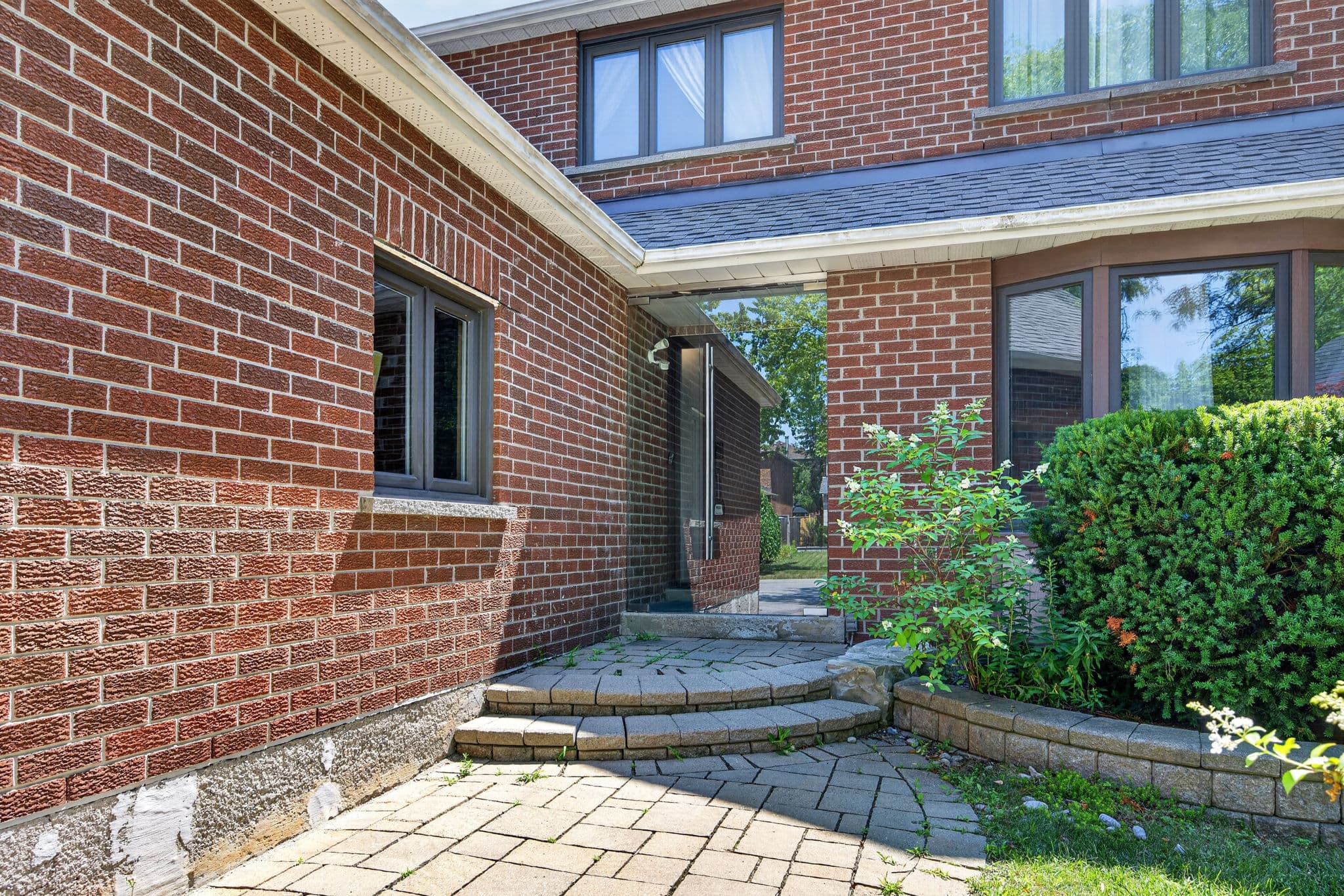 38 Crystal Dr Richmond Hill, ON L4C 7Y4