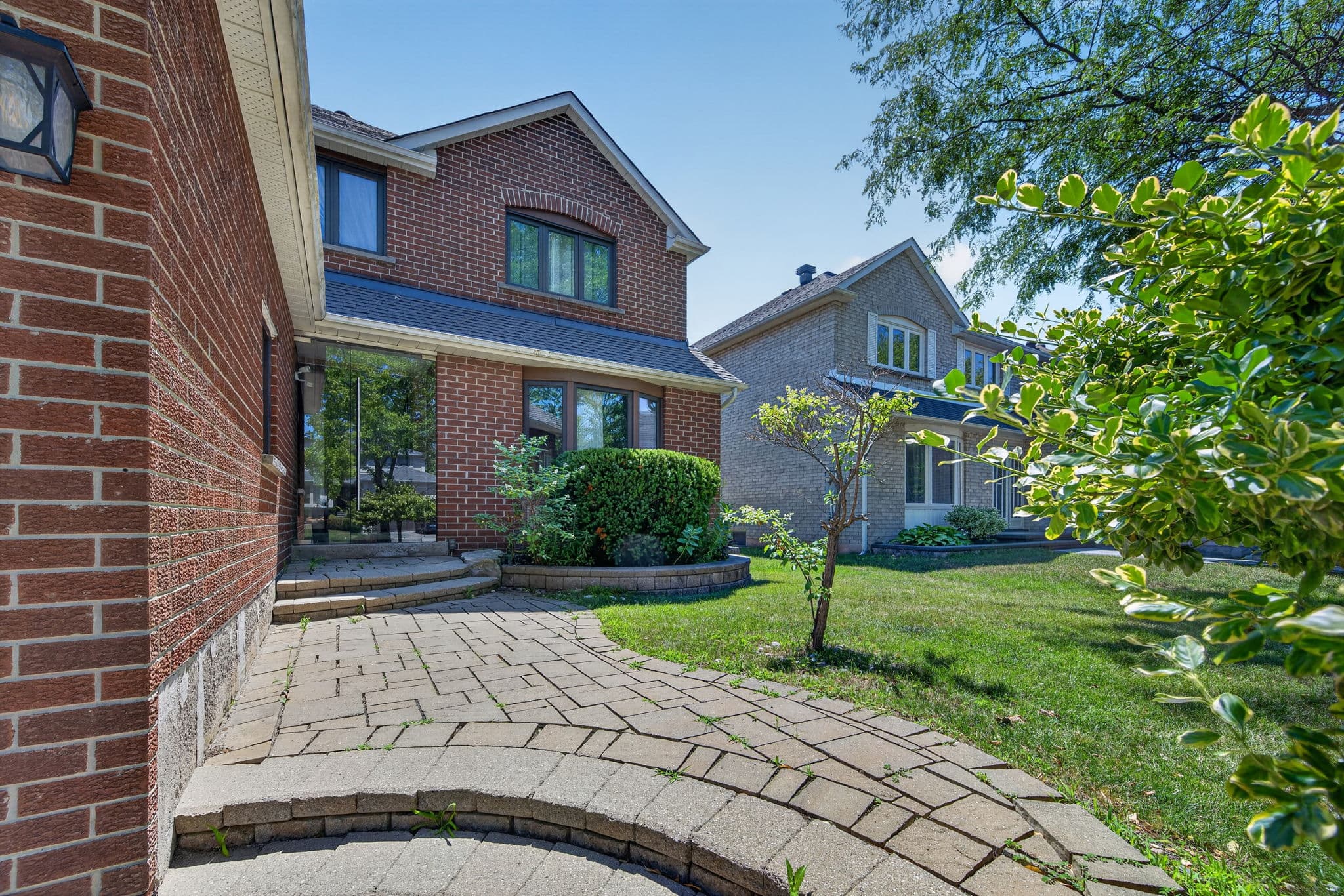 38 Crystal Dr Richmond Hill, ON L4C 7Y4