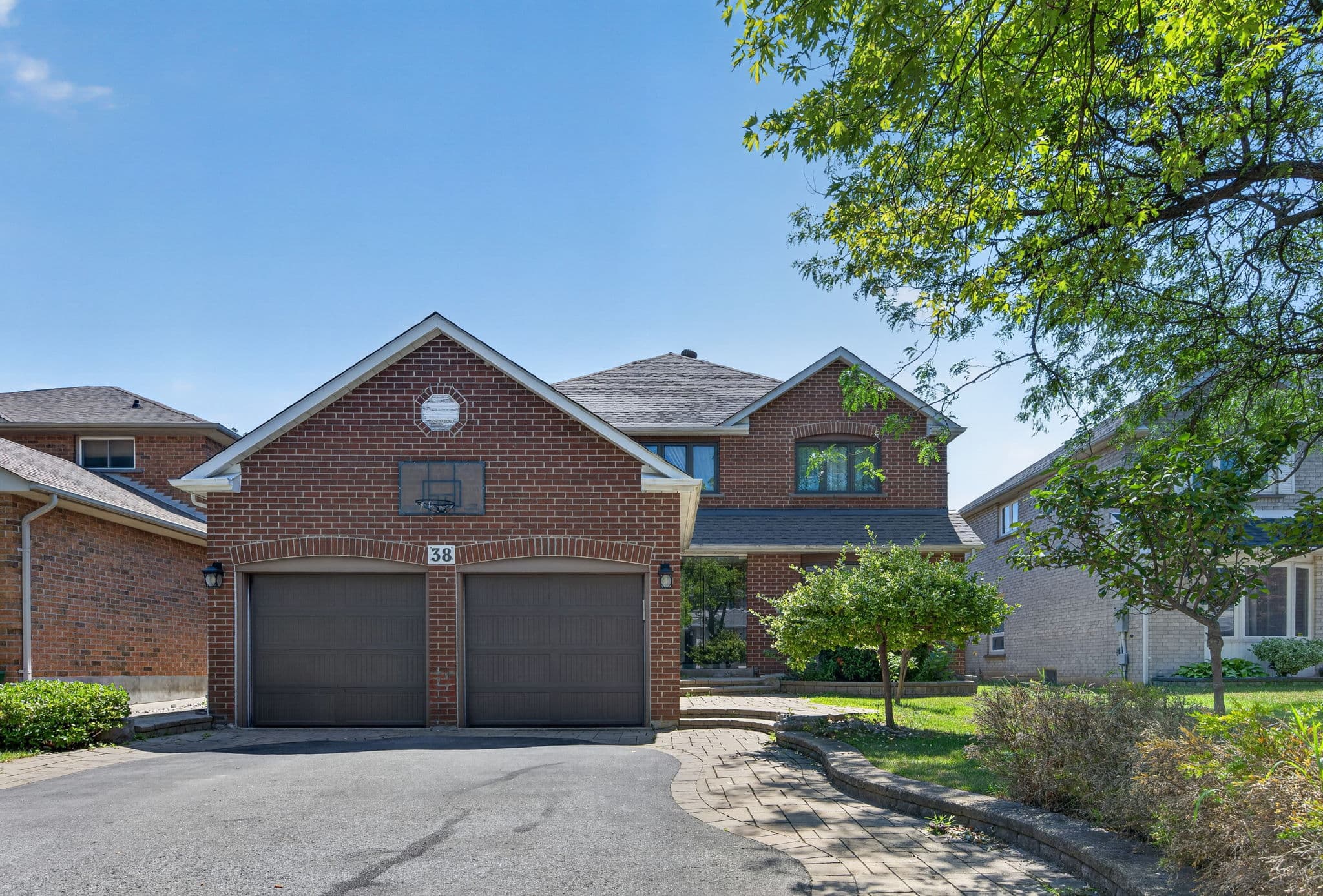 38 Crystal Dr Richmond Hill, ON L4C 7Y4