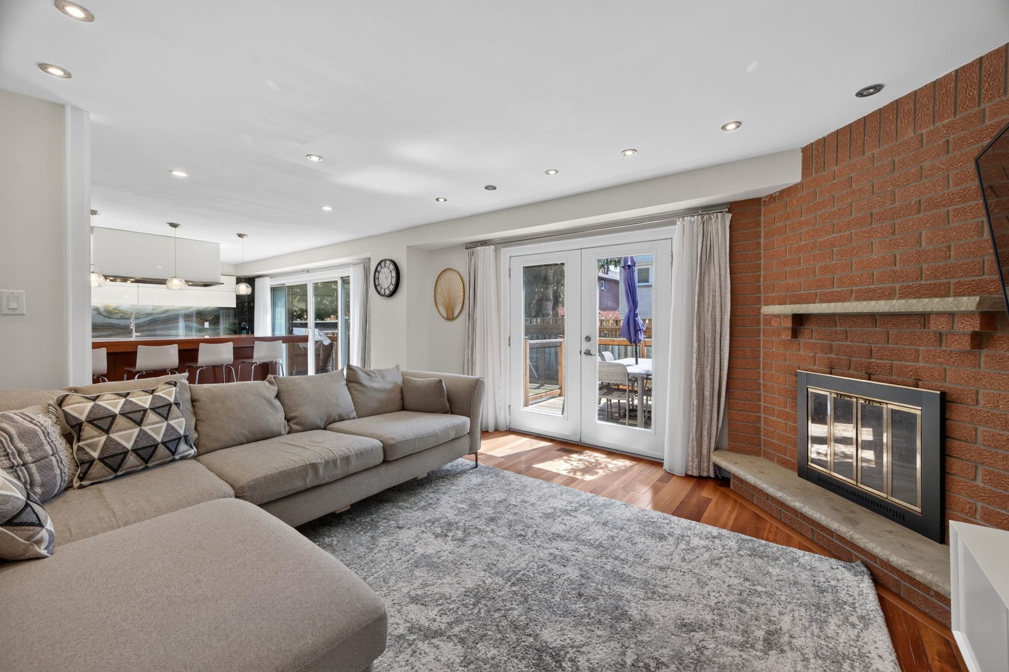 38 Crystal Dr Richmond Hill, ON L4C 7Y4