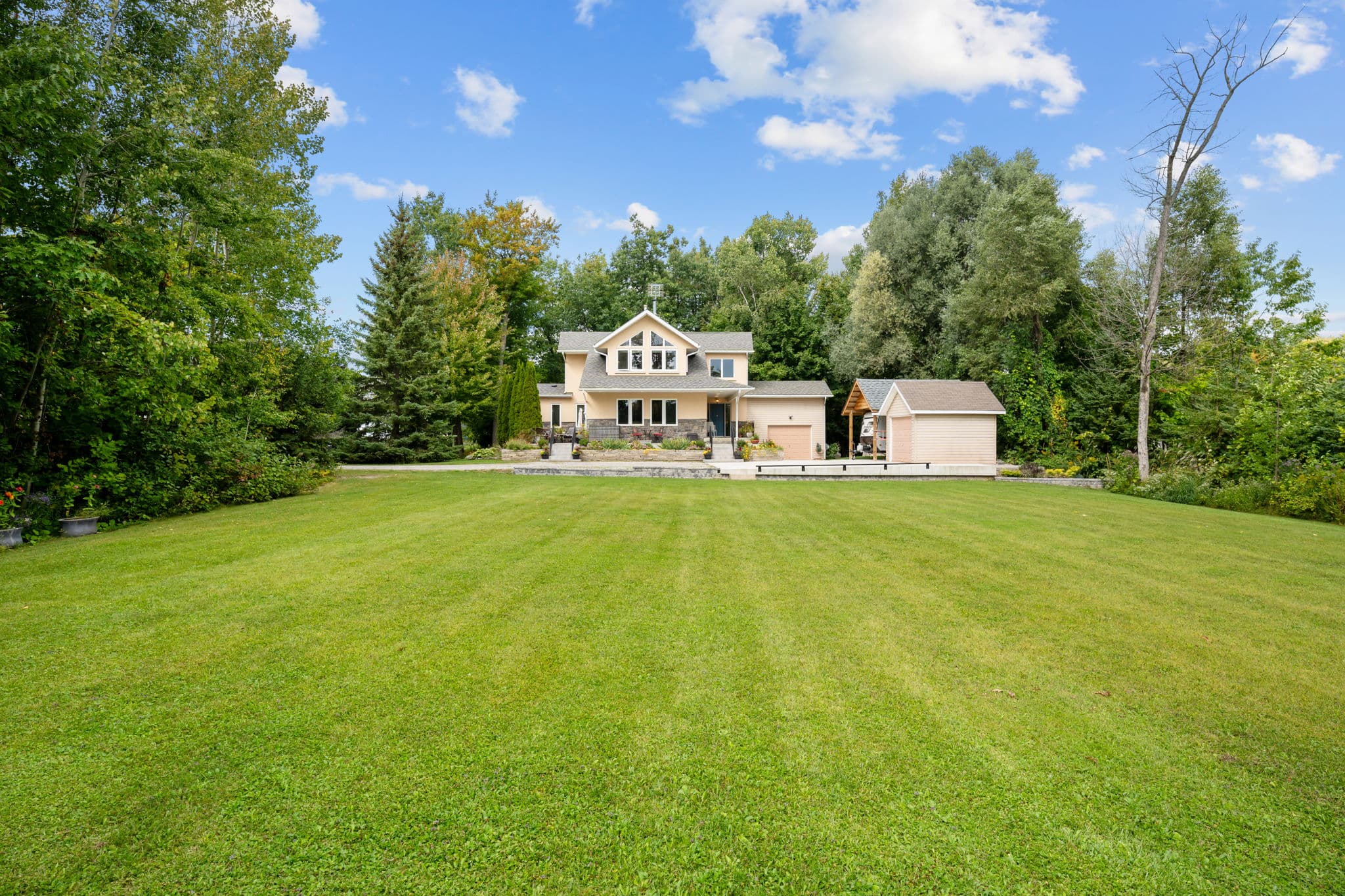 3809 East St Innisfil, ON L9S 2L9