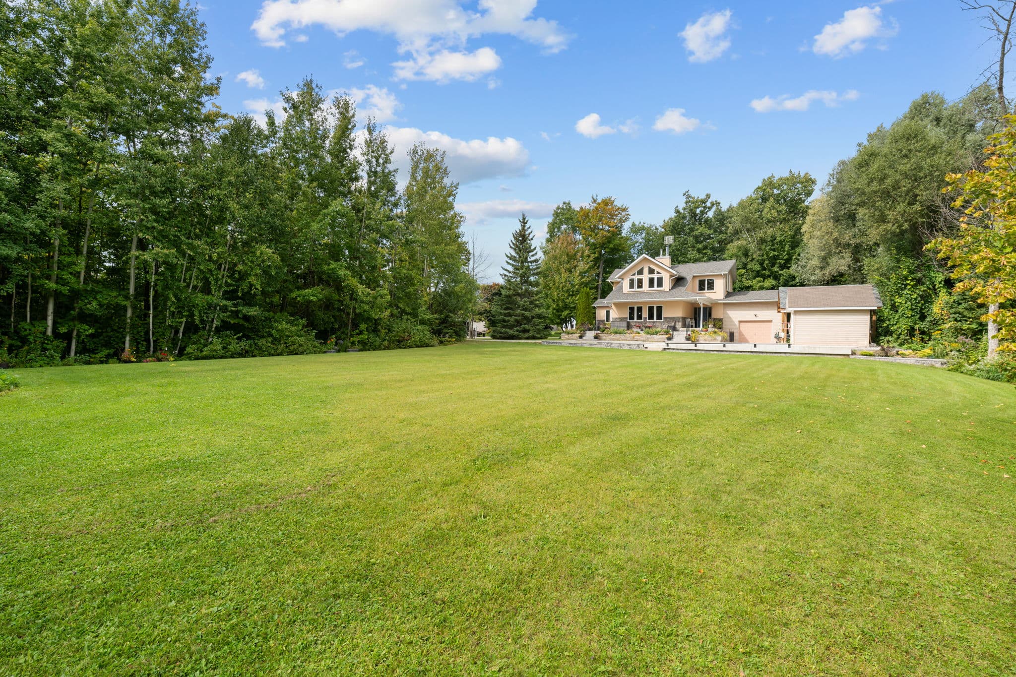 3809 East St Innisfil, ON L9S 2L9