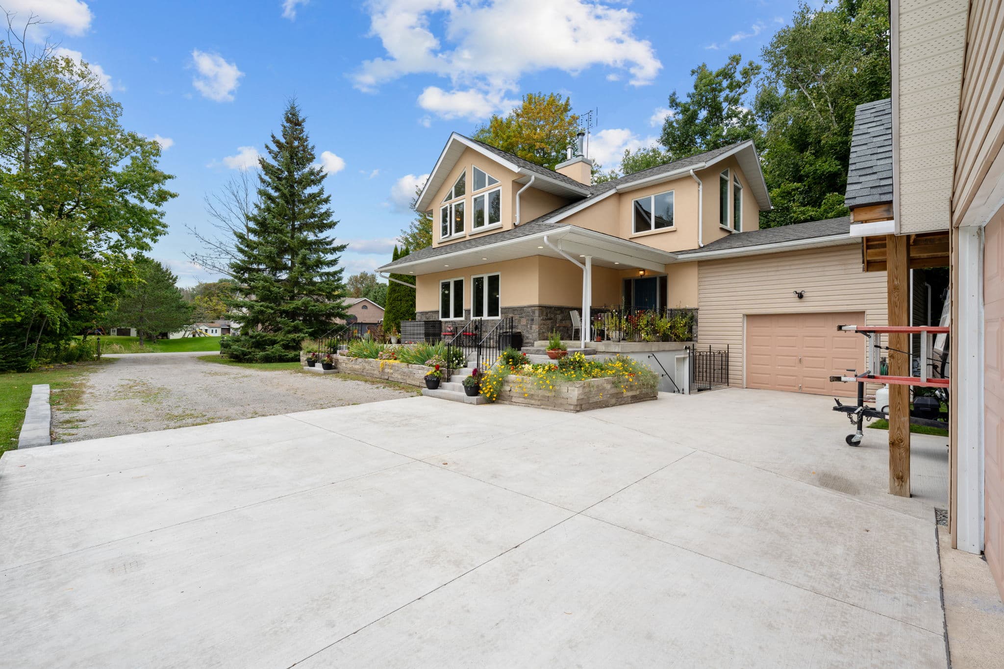 3809 East St Innisfil, ON L9S 2L9