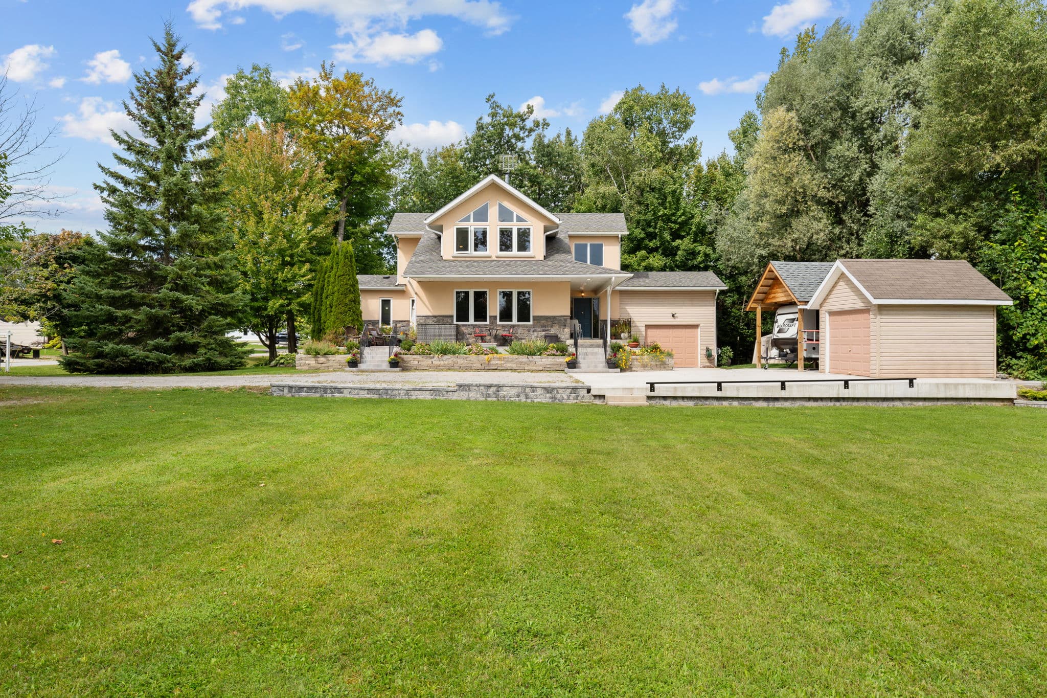 3809 East St Innisfil, ON L9S 2L9