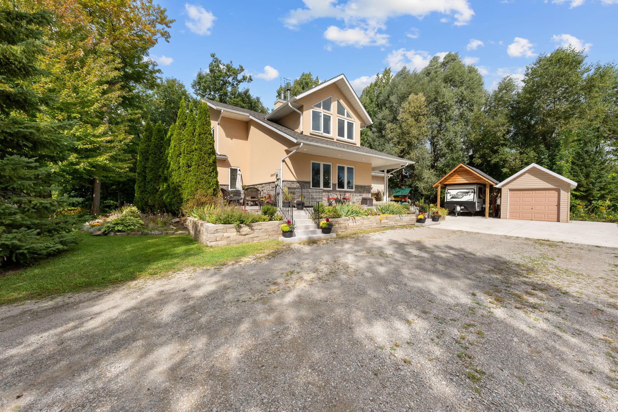 3809 East St Innisfil, ON L9S 2L9