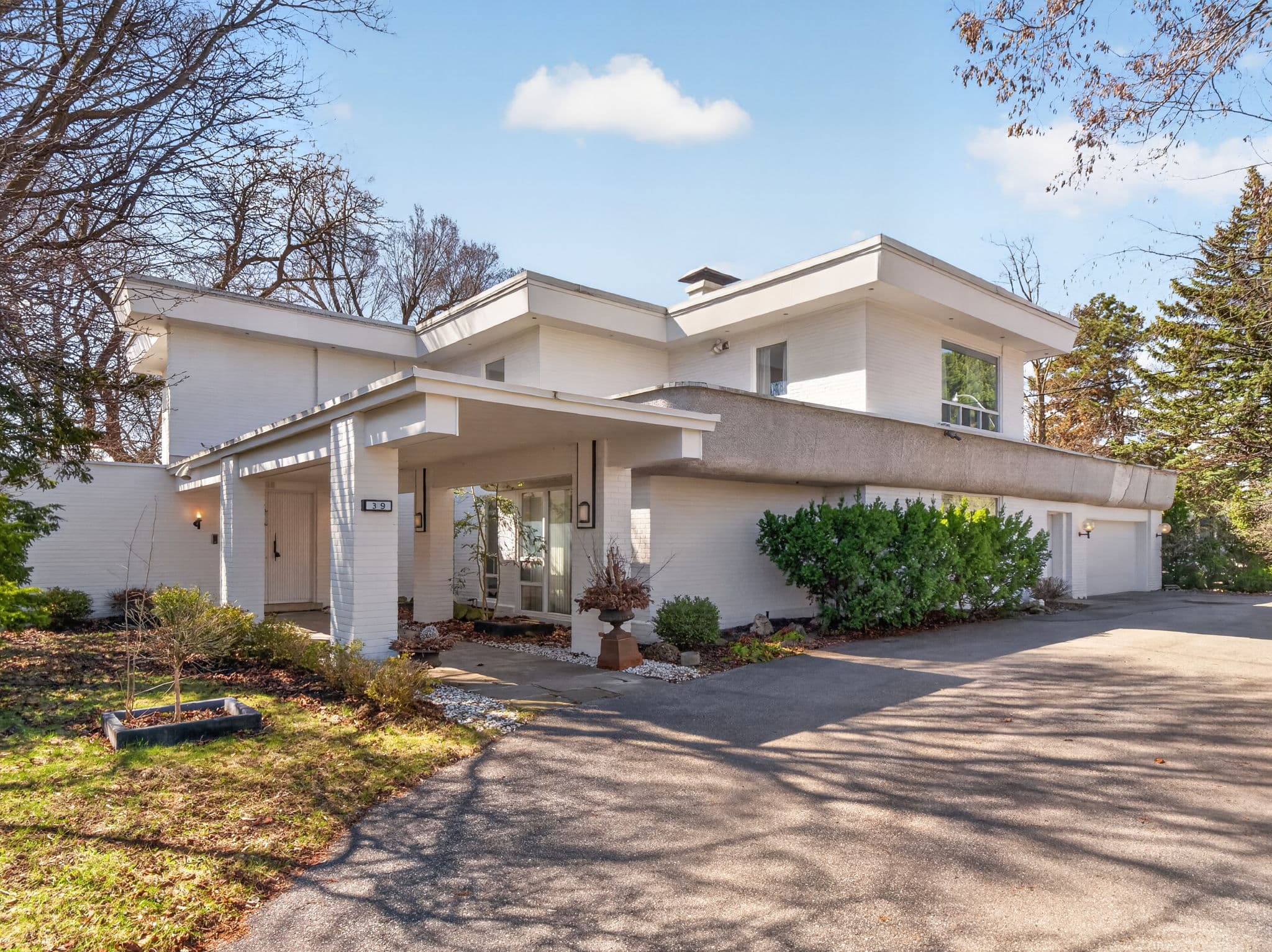 39 Burton Rd Toronto, ON M5P 1V1