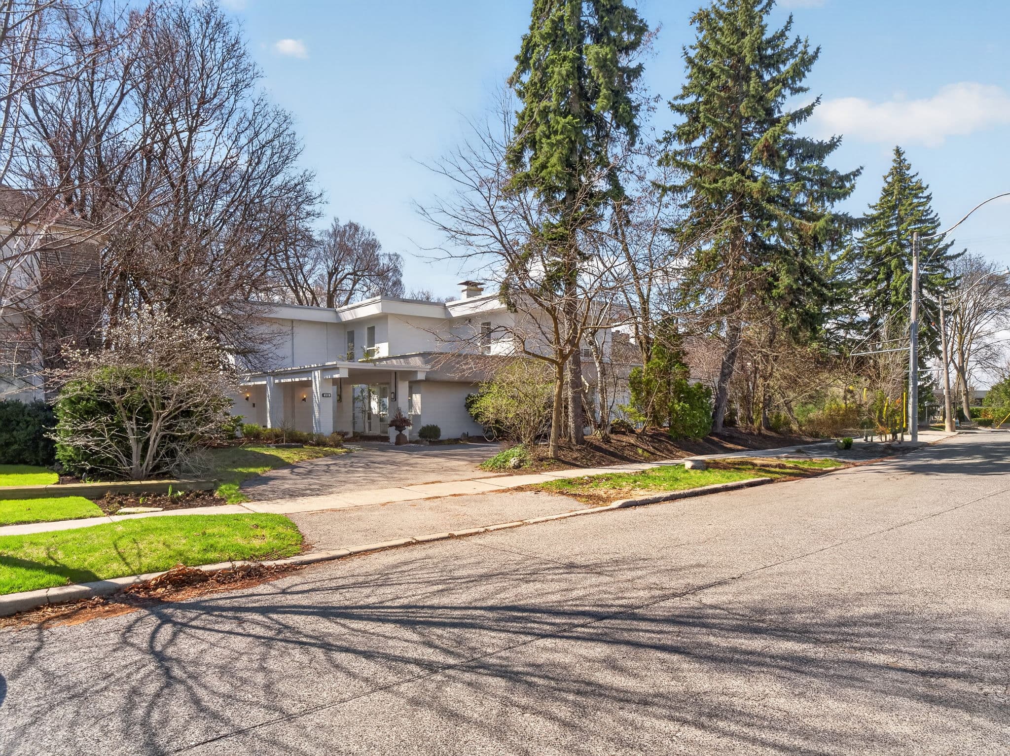 39 Burton Rd Toronto, ON M5P 1V1