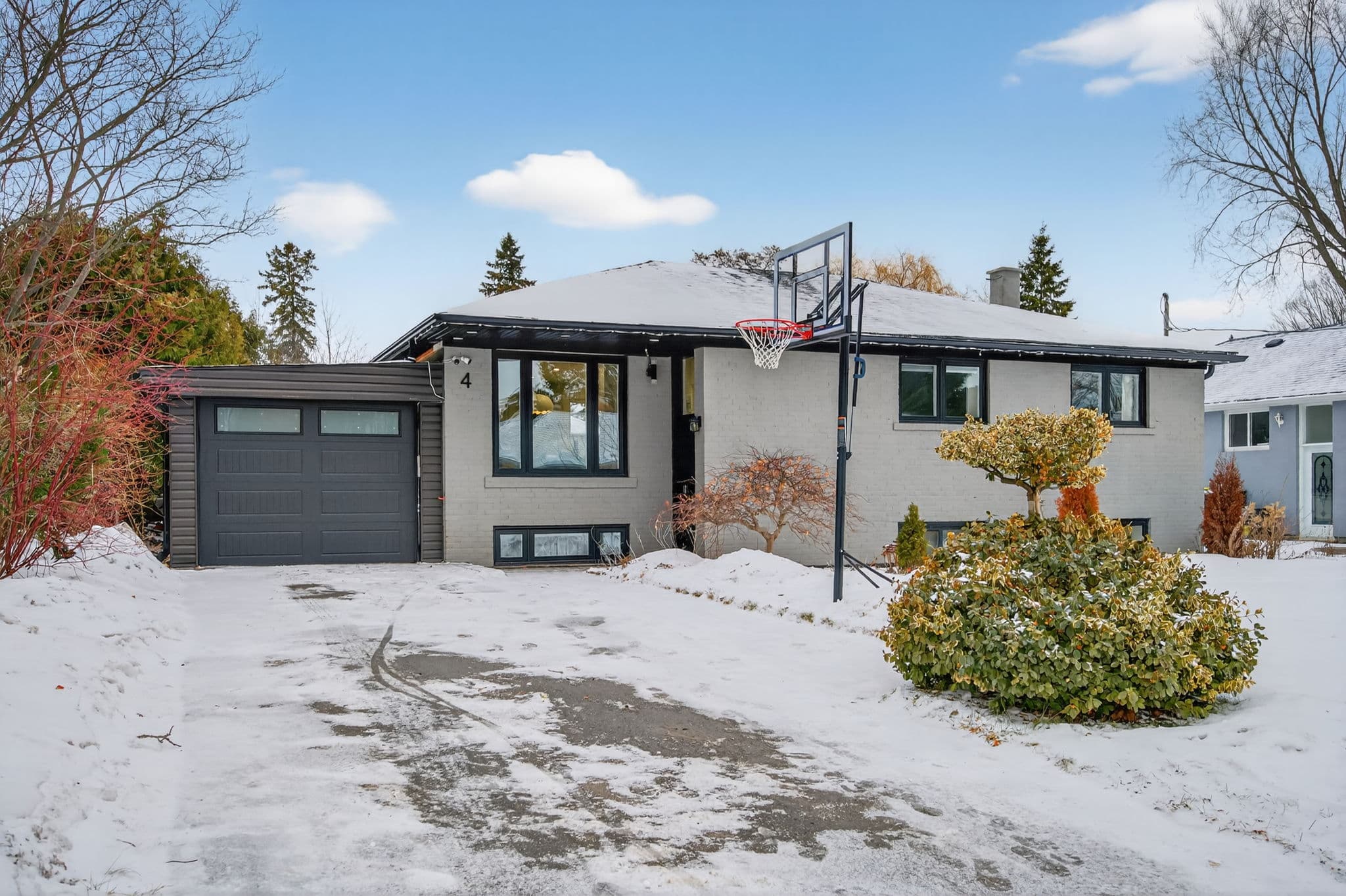 4 Holman Crescent Aurora, ON L4G 1Z9