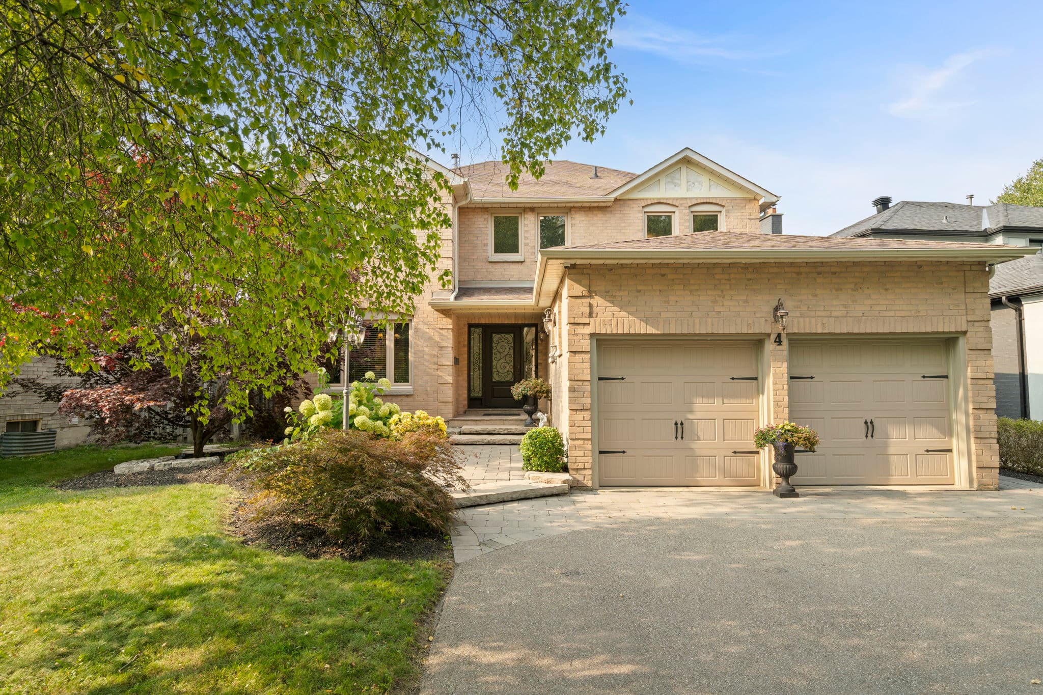 4 Lilley Ct Richmond Hill, ON L4C 8X4