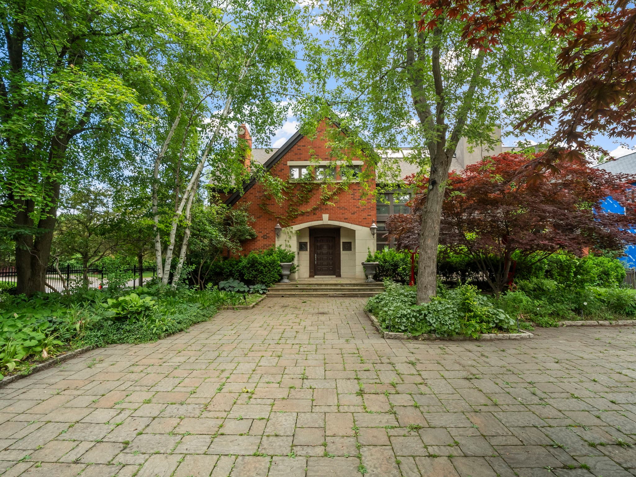 40 Old Colony Rd Toronto, ON M2L 2K1