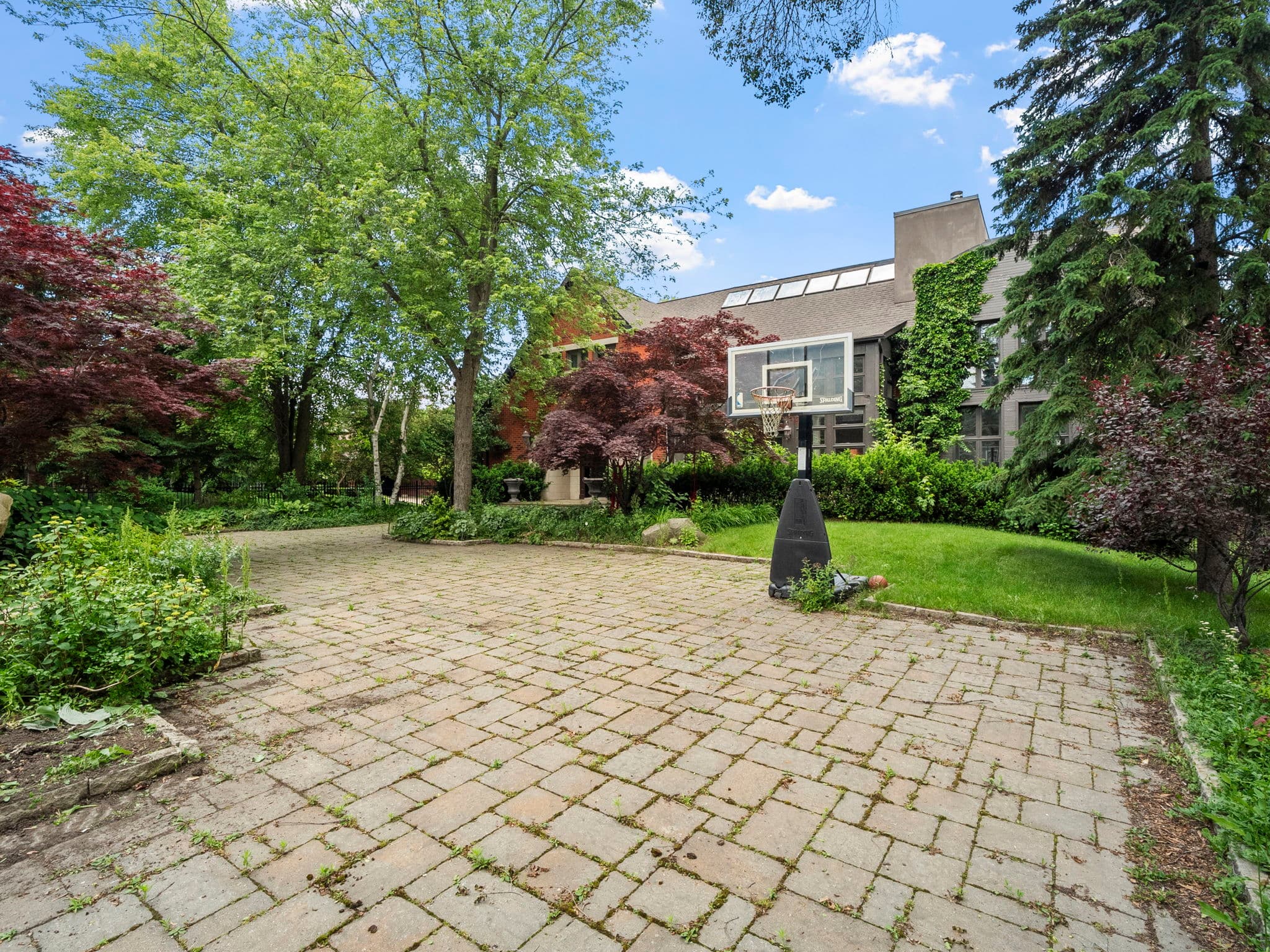 40 Old Colony Rd Toronto, ON M2L 2K1