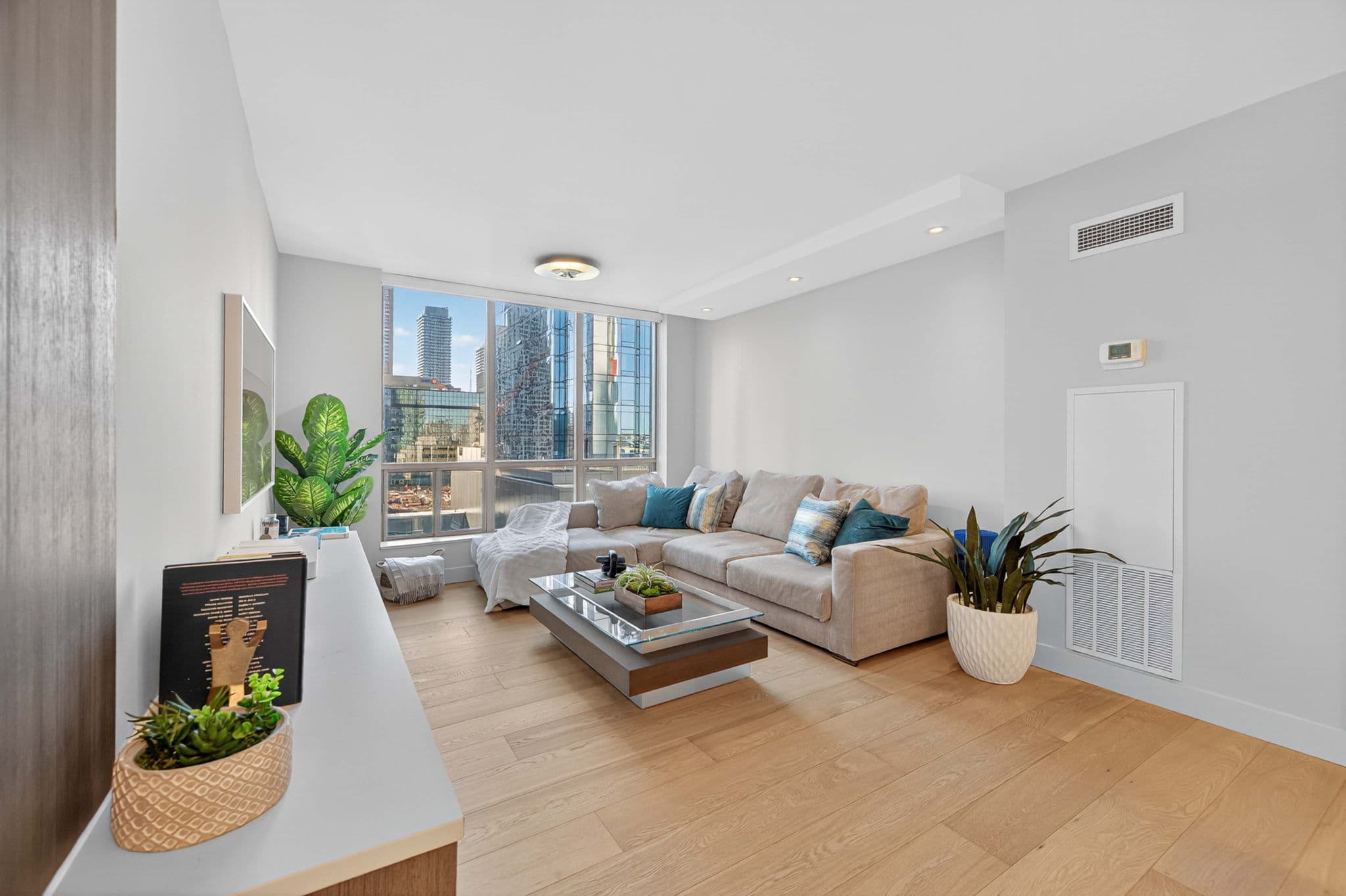 40 Scollard St Suite 1502 Toronto, ON M5R 3S1