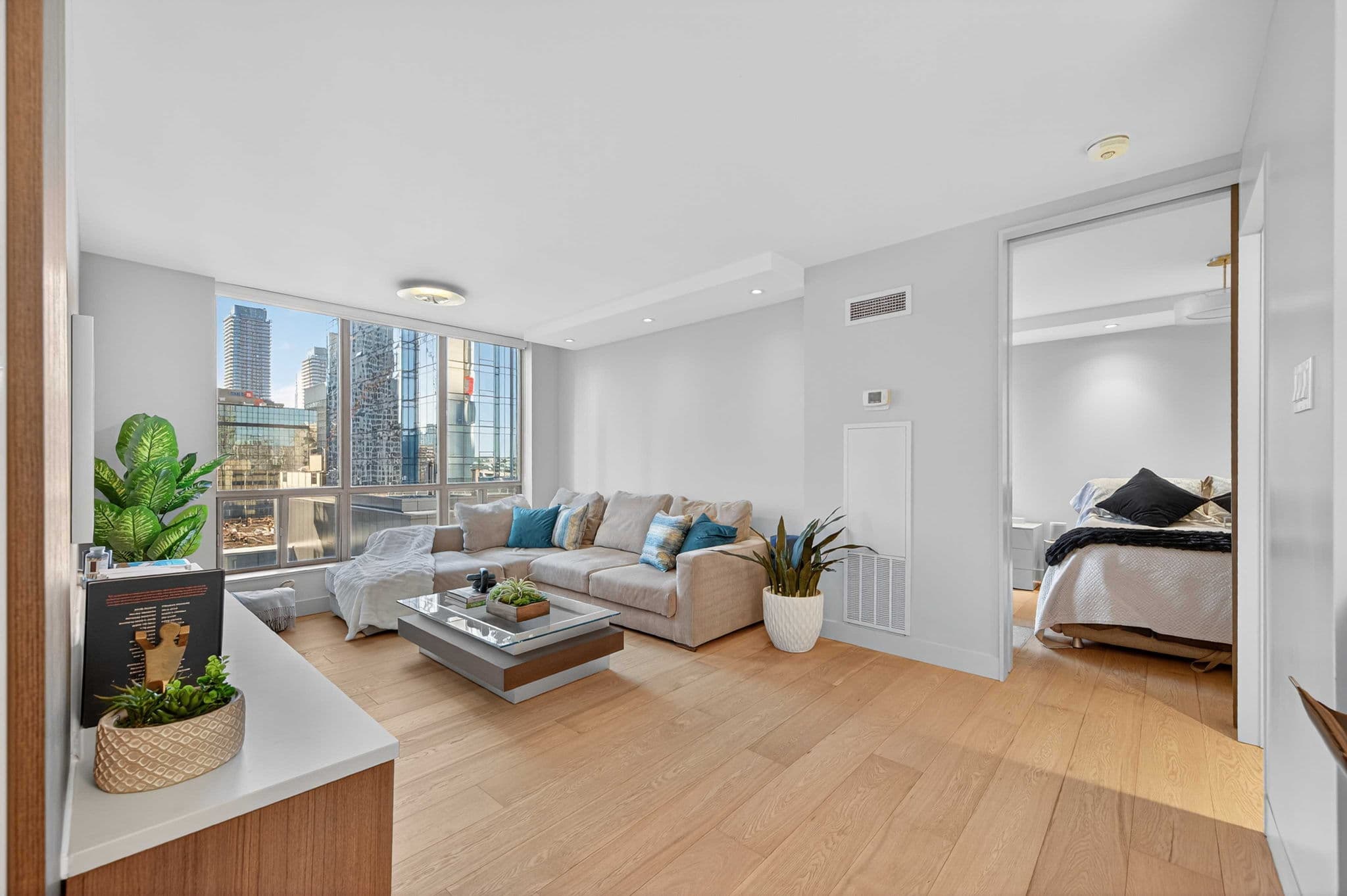 40 Scollard St Suite 1502 Toronto, ON M5R 3S1