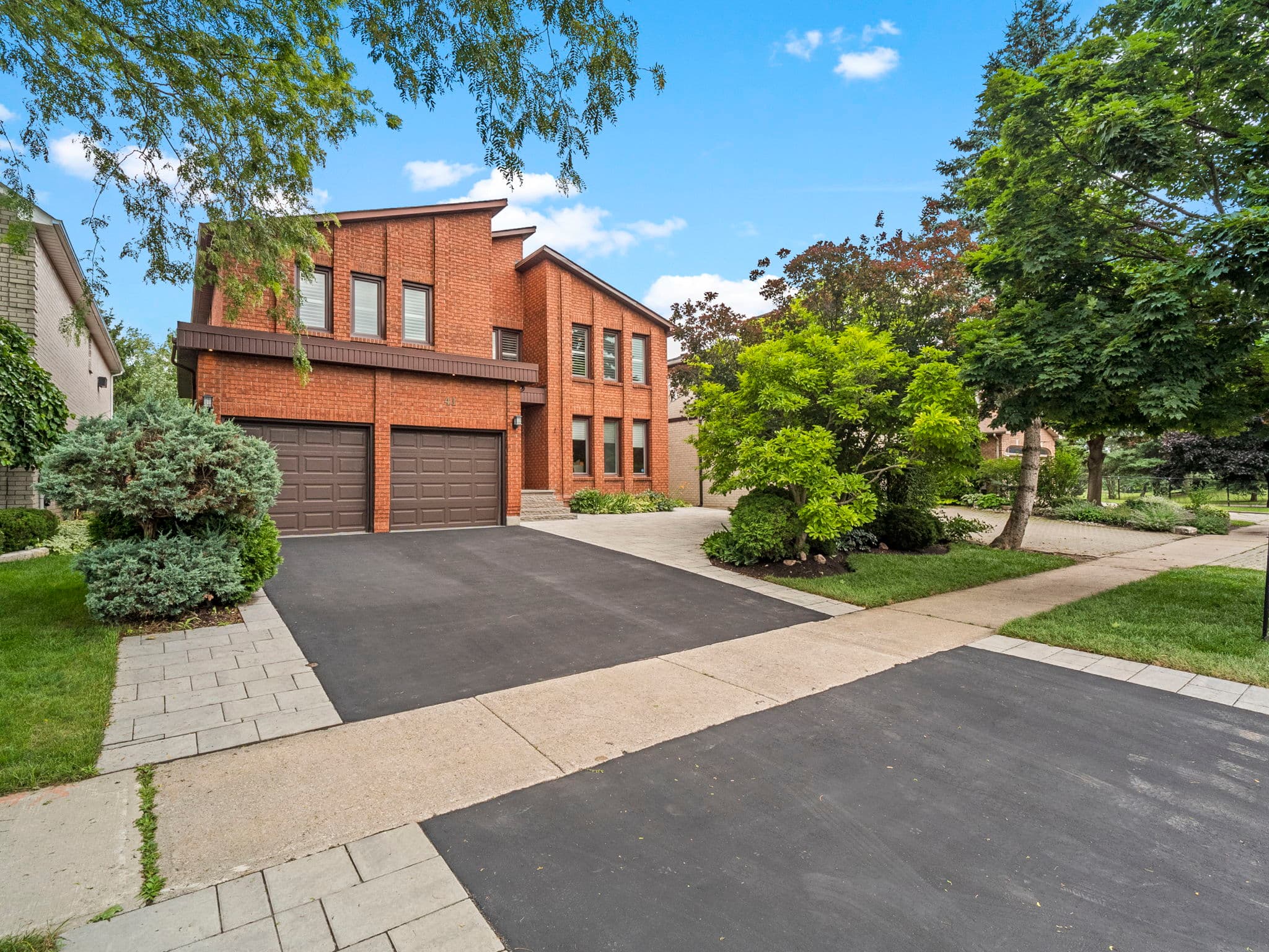 41 Hefhill Ct Vaughan, ON L4J 7L9