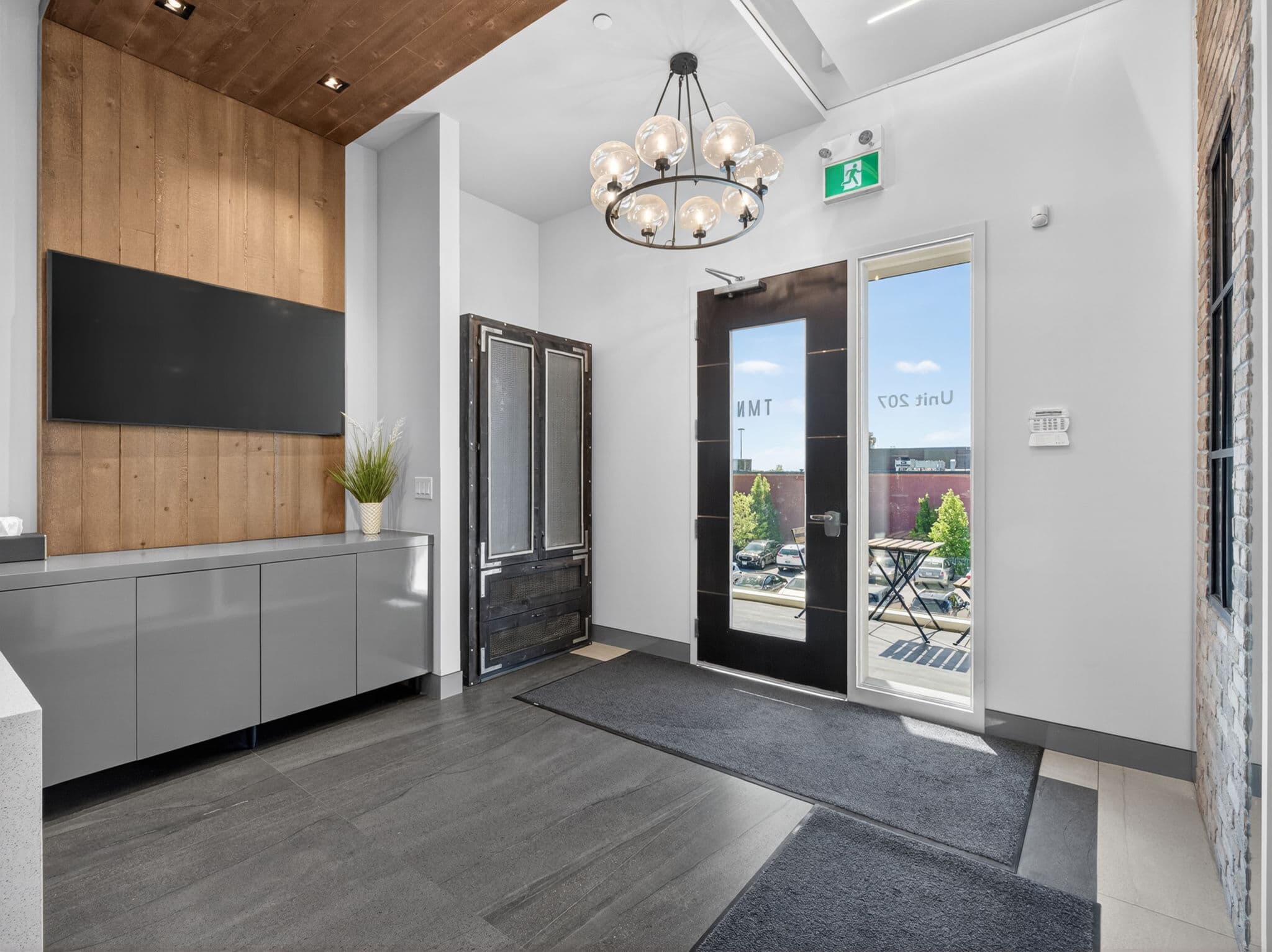 418 Iroquois Shore Rd Unit 207 Oakville, ON L6H 0X7