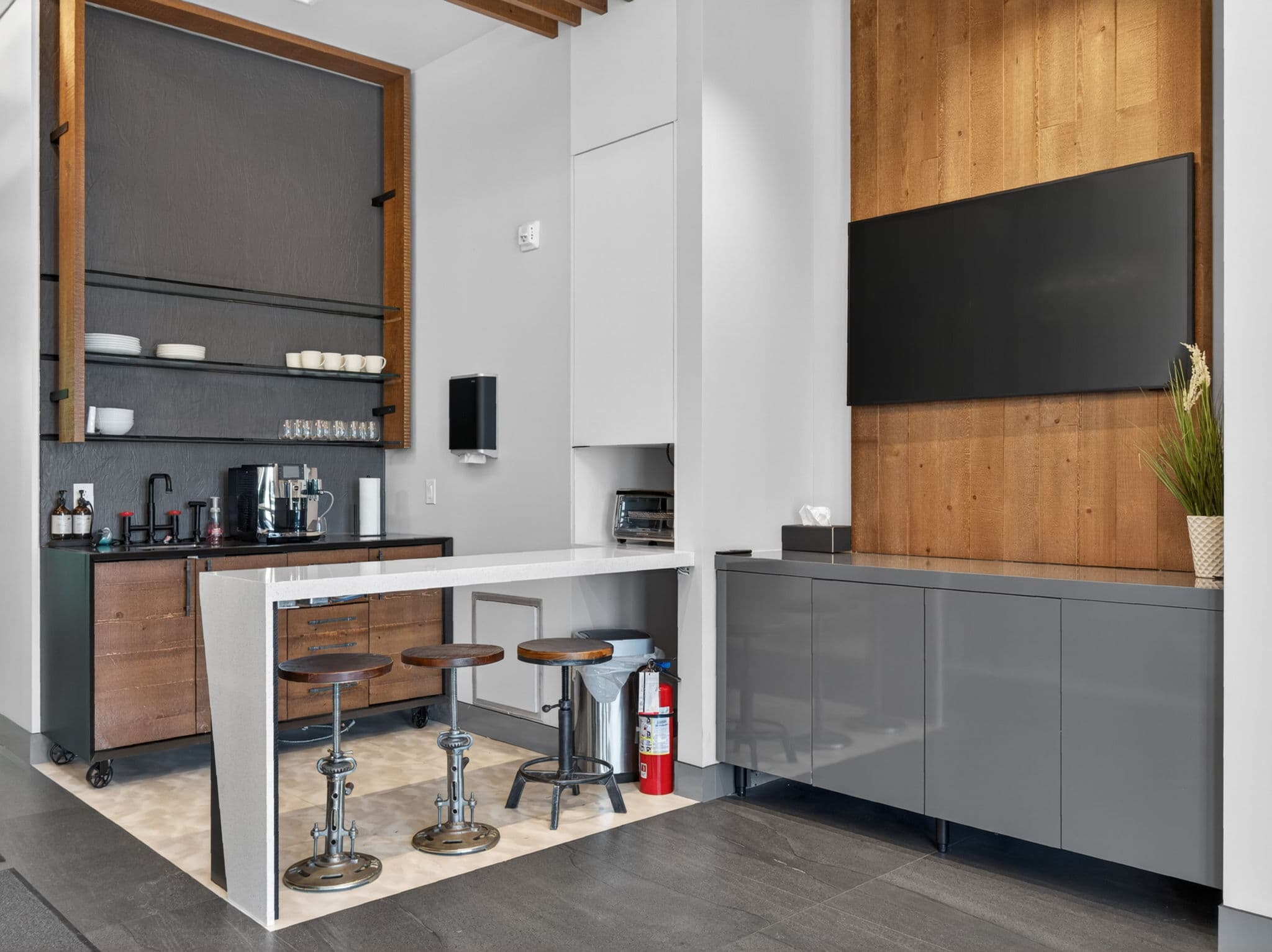 418 Iroquois Shore Rd Unit 207 Oakville, ON L6H 0X7