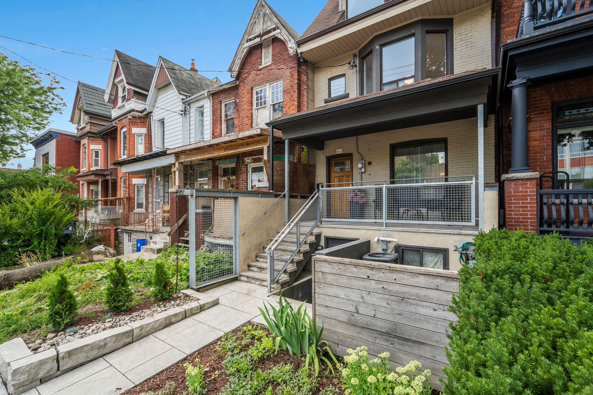 42 Robert St Toronto, ON M5S 2K3