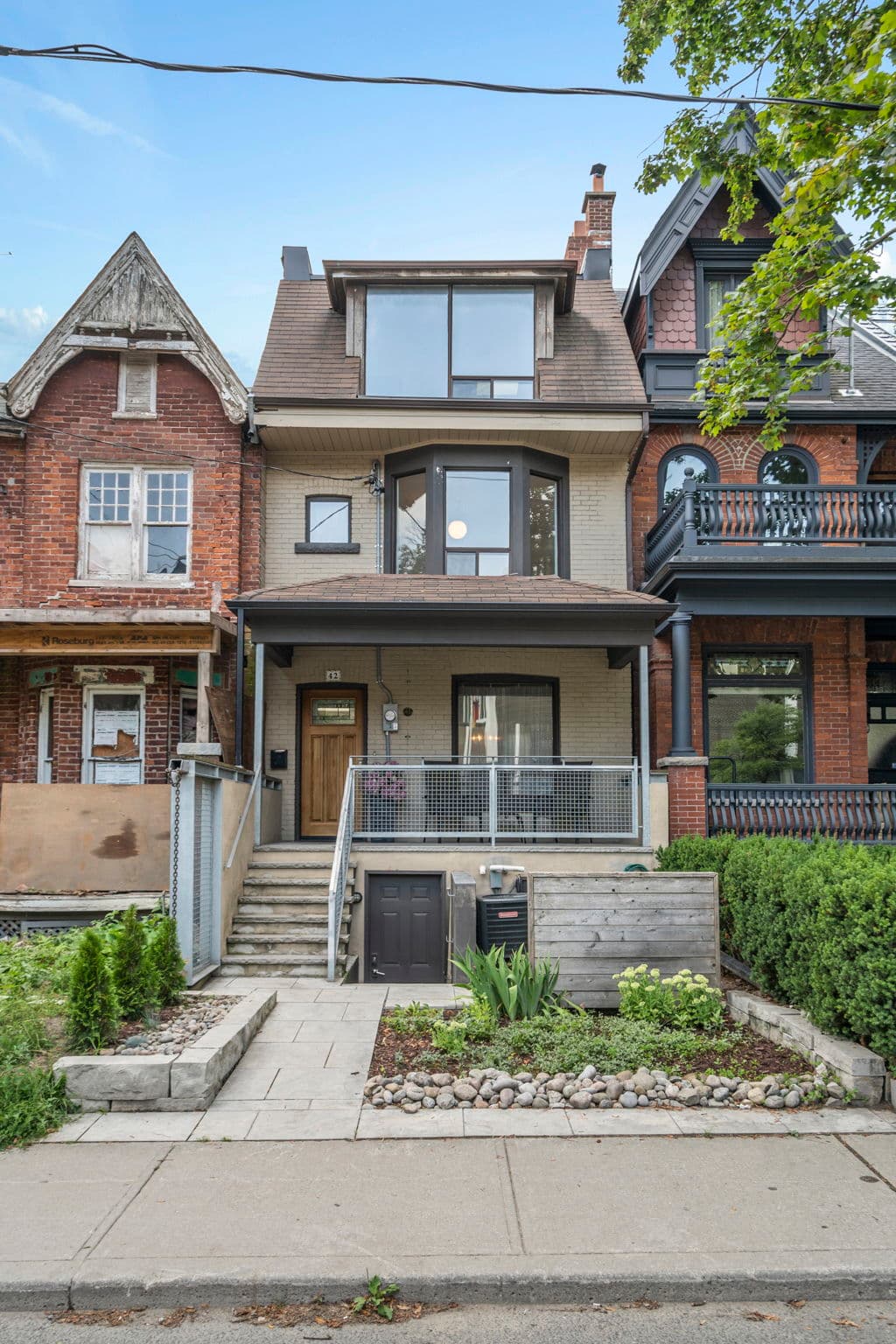 42 Robert St Toronto, ON M5S 2K3