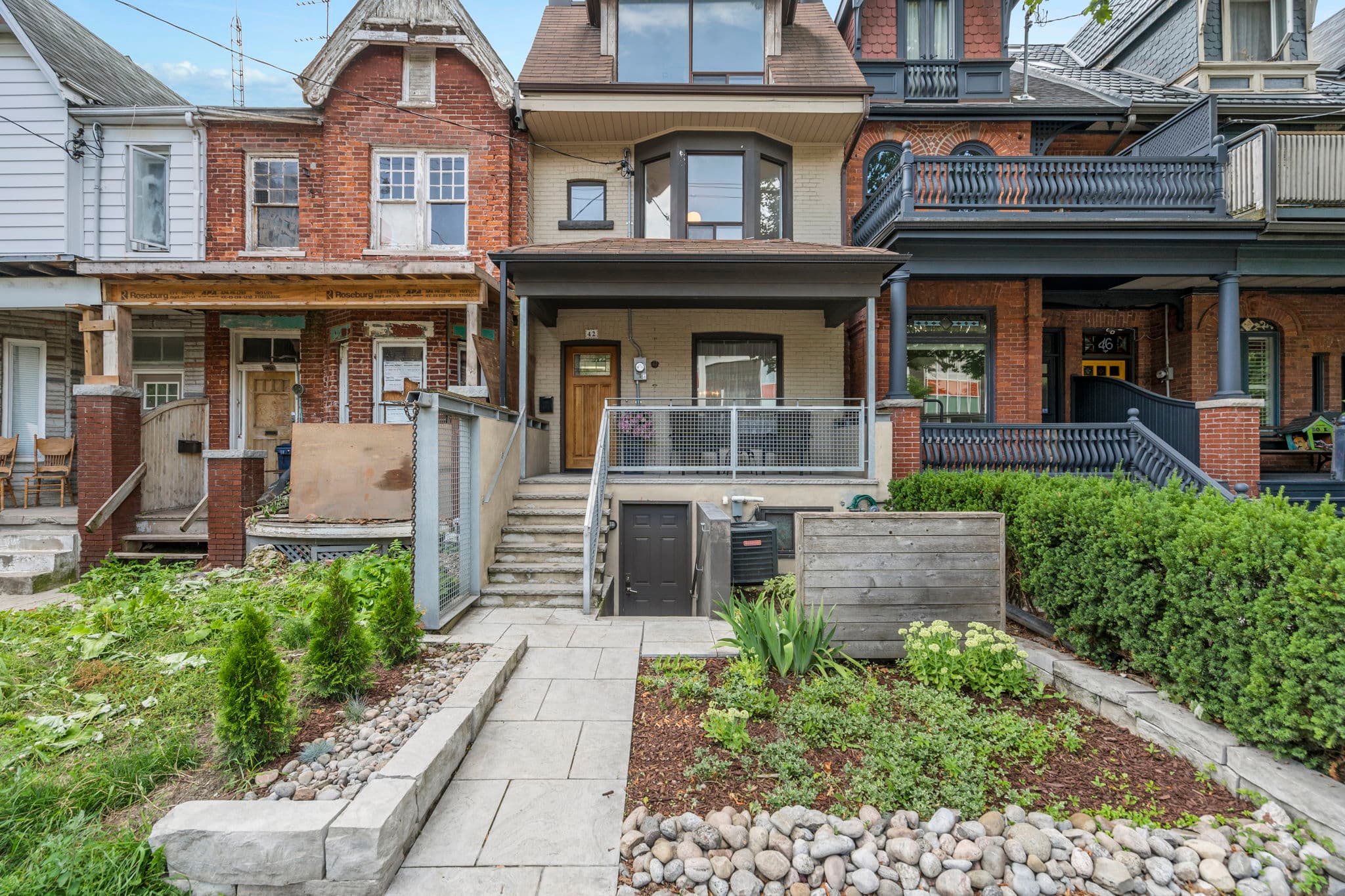 42 Robert St Toronto, ON M5S 2K3