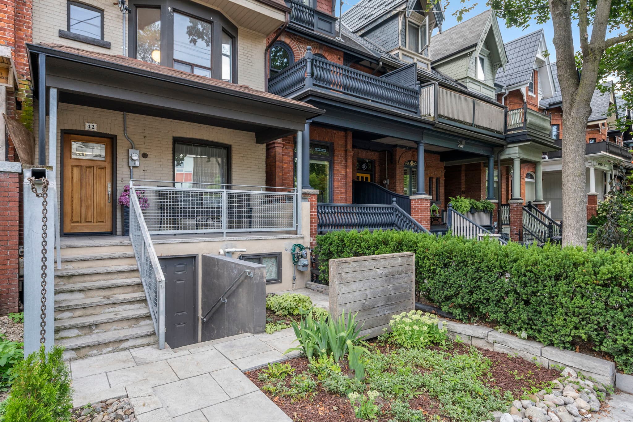 42 Robert St Toronto, ON M5S 2K3