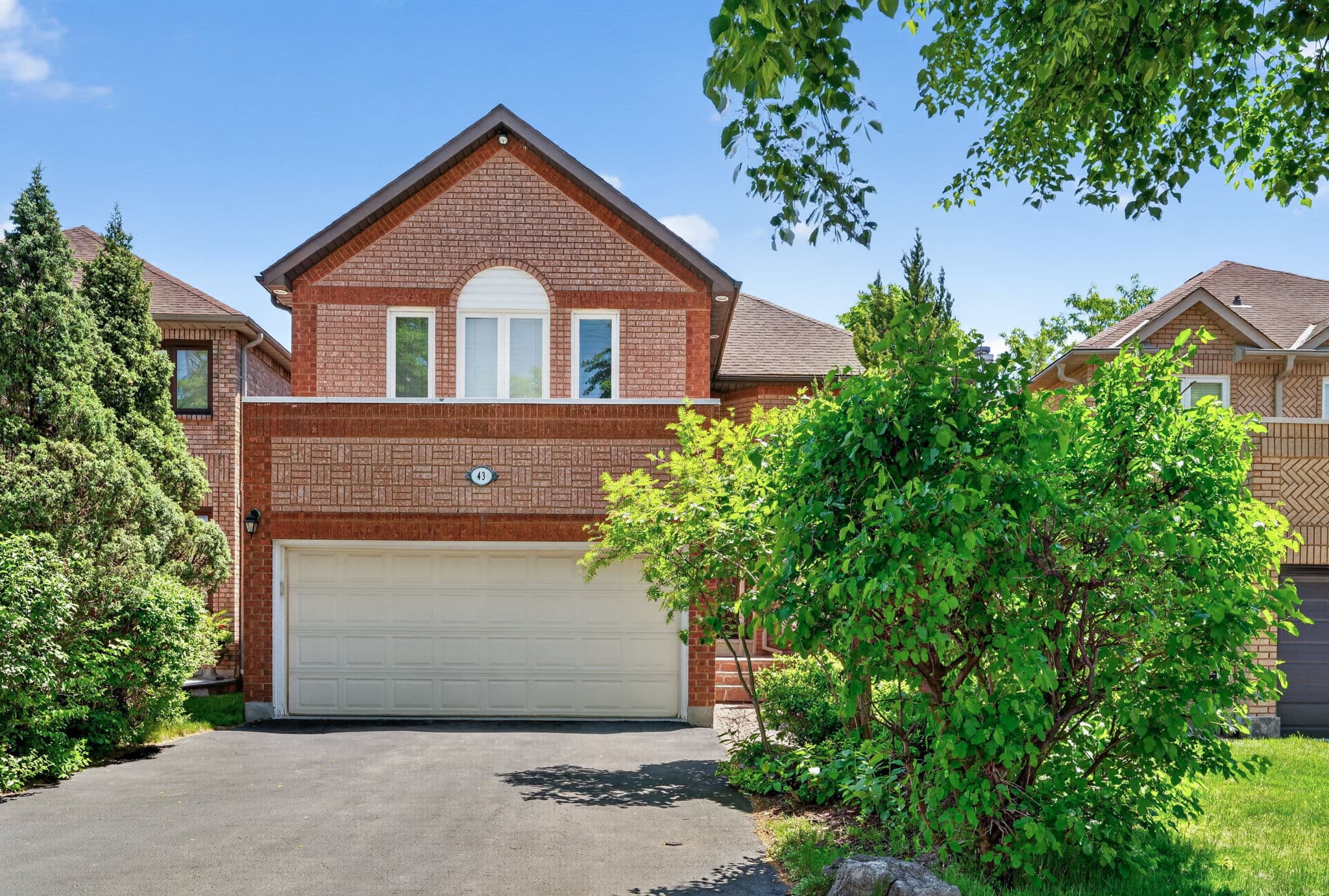 43 Rockwood Crescent Vaughan, ON L4J 7T2