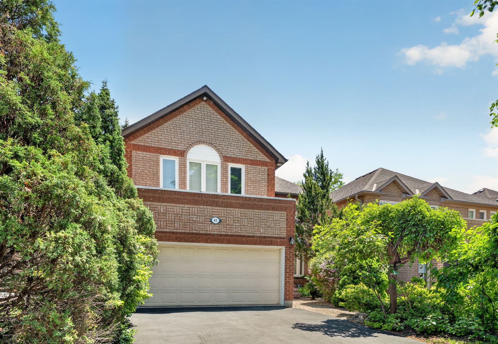 43 Rockwood Crescent Vaughan, ON L4J 7T2