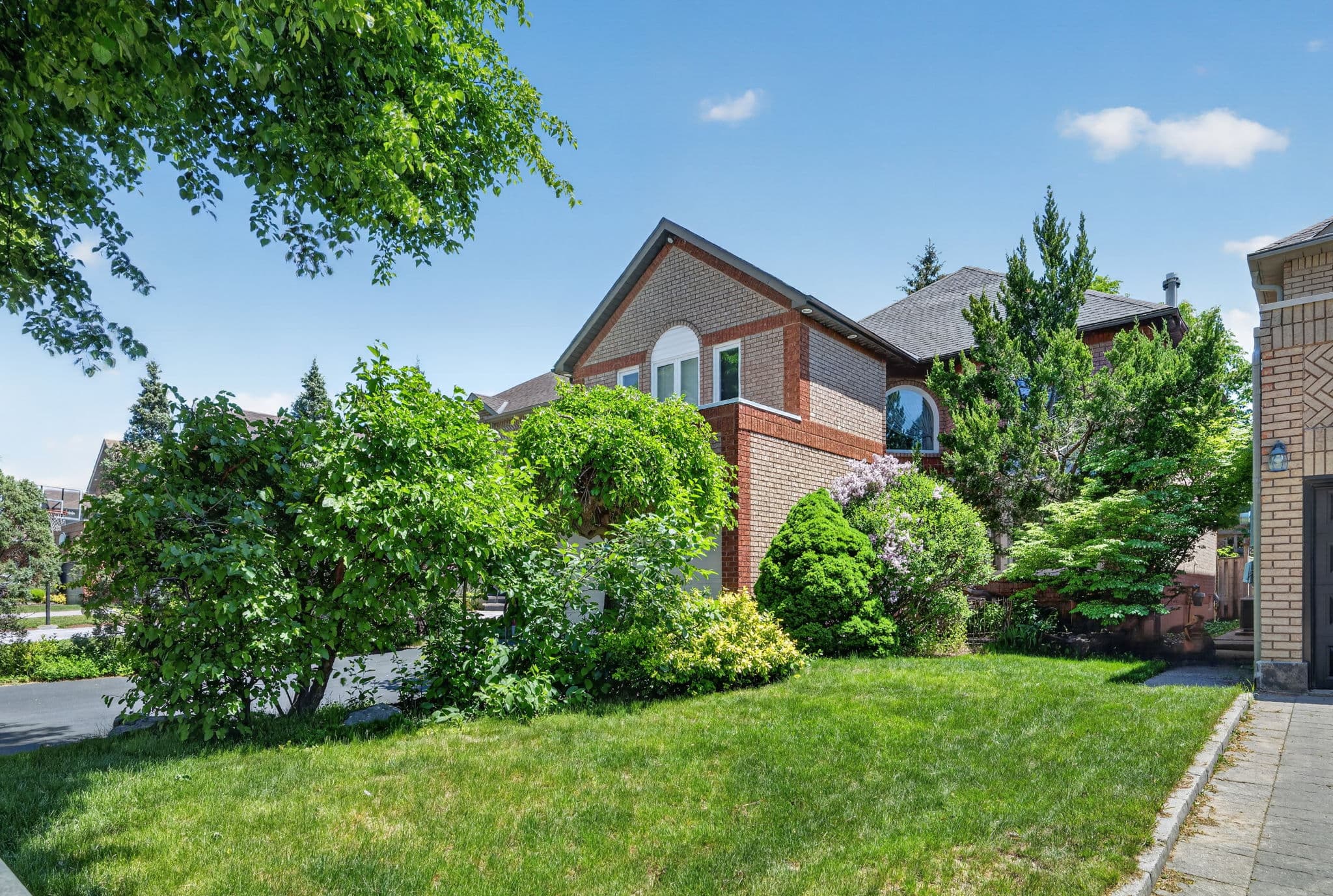 43 Rockwood Crescent Vaughan, ON L4J 7T2